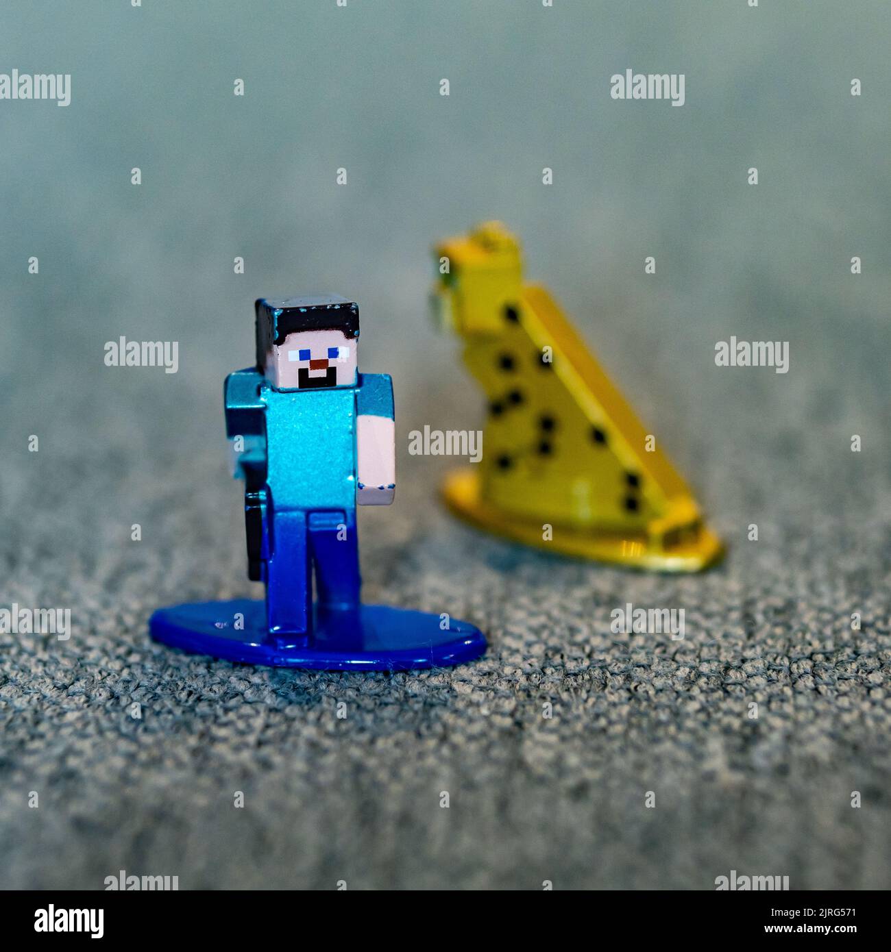 Un primo piano di una figurina giocattolo Minecraft Steve fatta di metallo Foto Stock