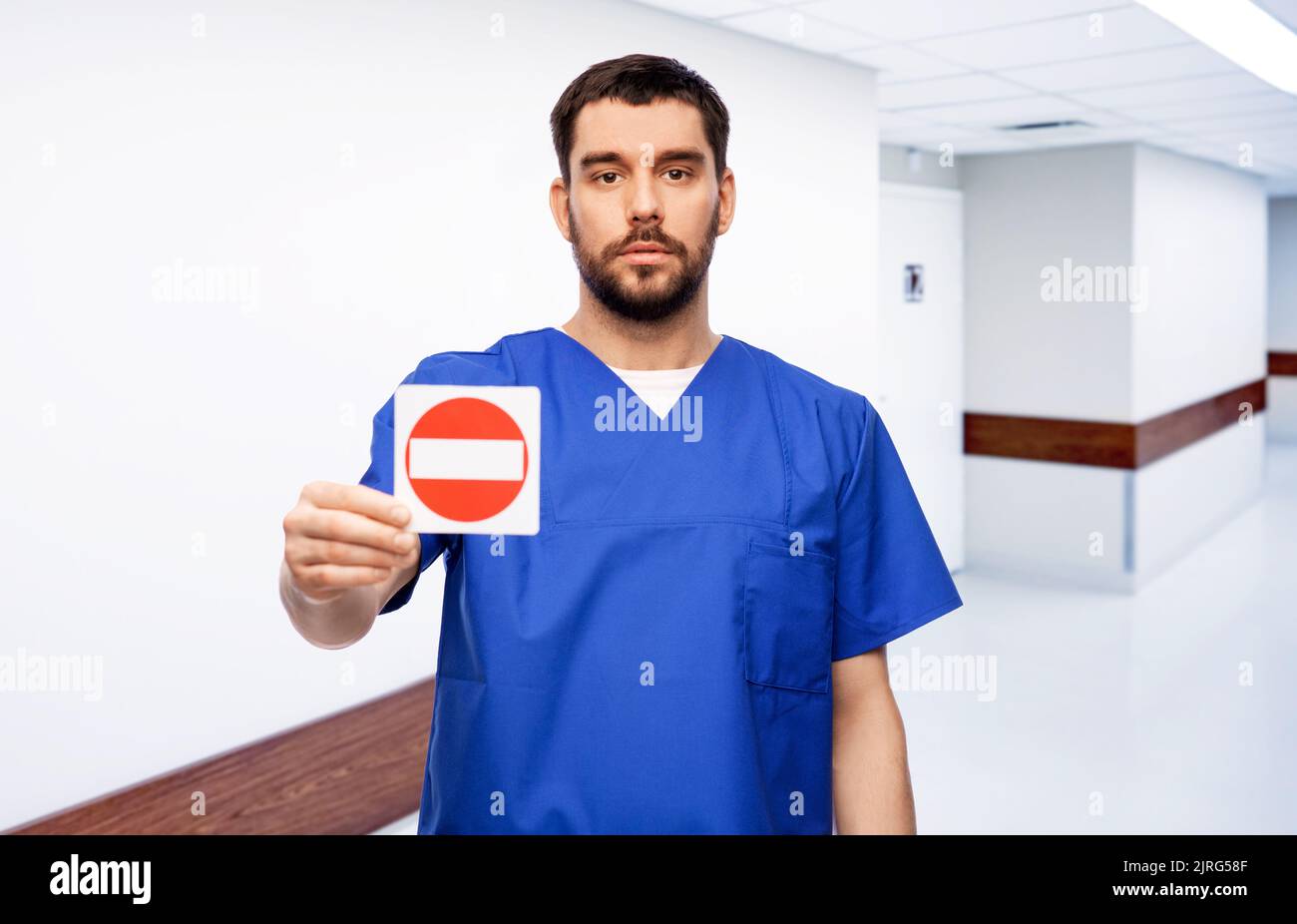 medico o infermiere con segno di arresto Foto Stock