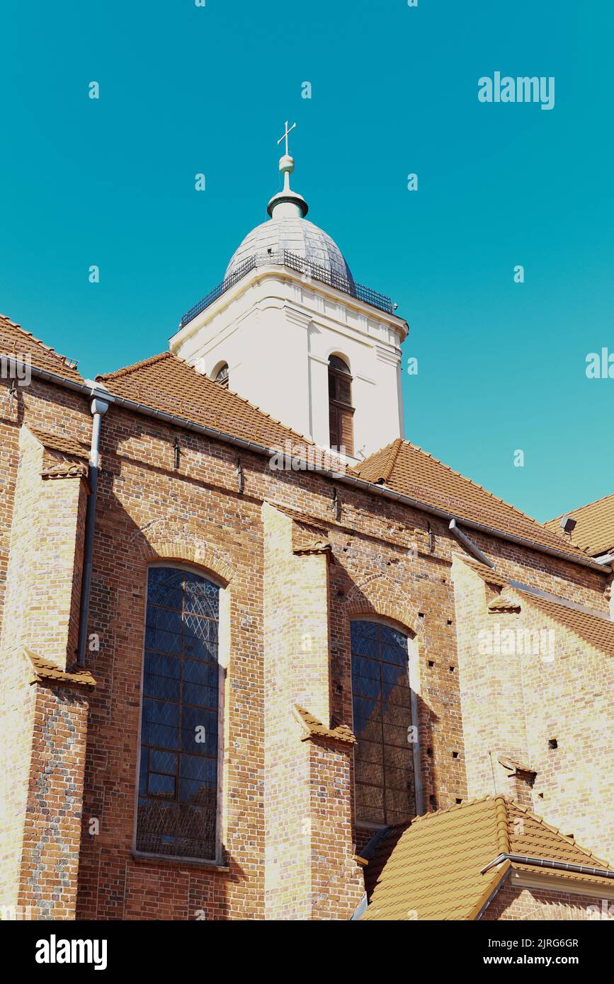 Una chiesa in Polonia in una giornata di sole Foto Stock