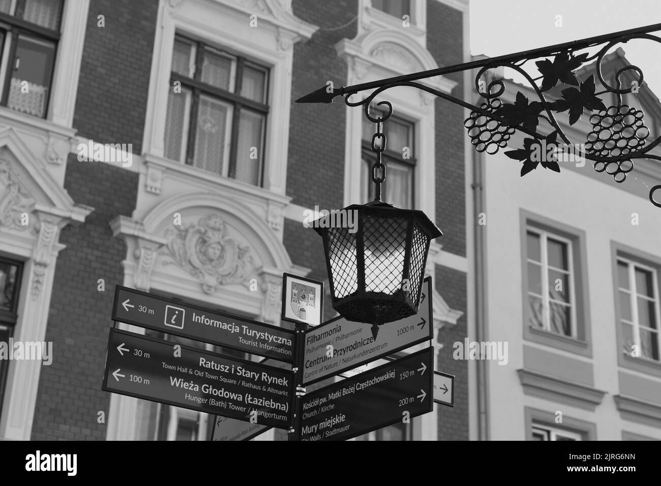 Una lampada da strada di fronte ad un municipio in Polonia Foto Stock