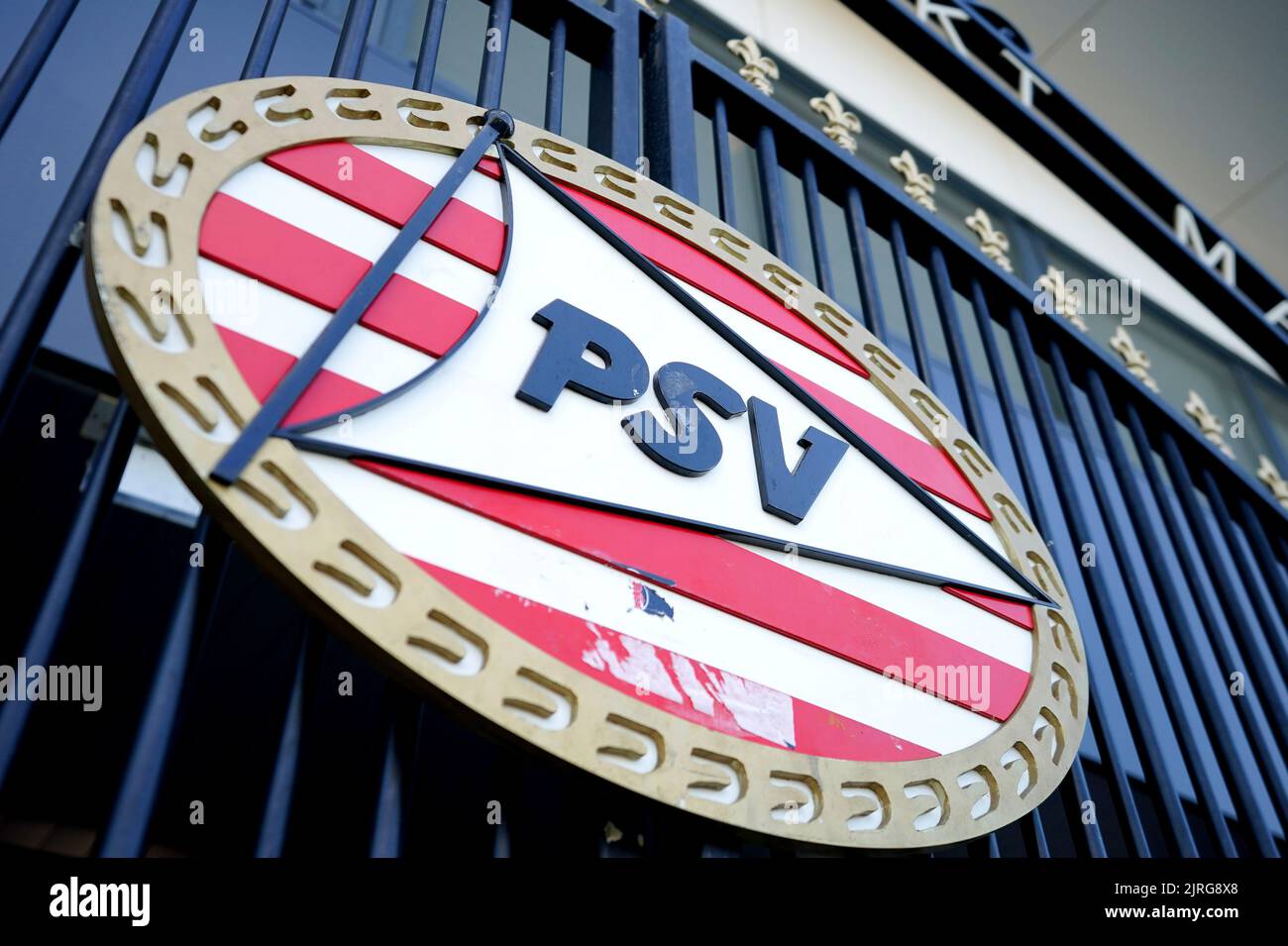 Una panoramica generale della cresta PSV fuori dallo stadio in vista della partita di qualificazione della UEFA Champions League allo stadio PSV di Eindhoven. Data immagine: Mercoledì 24 agosto 2022. Foto Stock