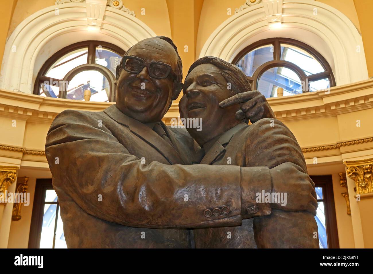 Eric Morecombe ed Ernie Wise, statua del duo comico 2016 in The Winter Gardens, Church Street, Blackpool, Lancashire, England, UK, FY1 1HL Foto Stock