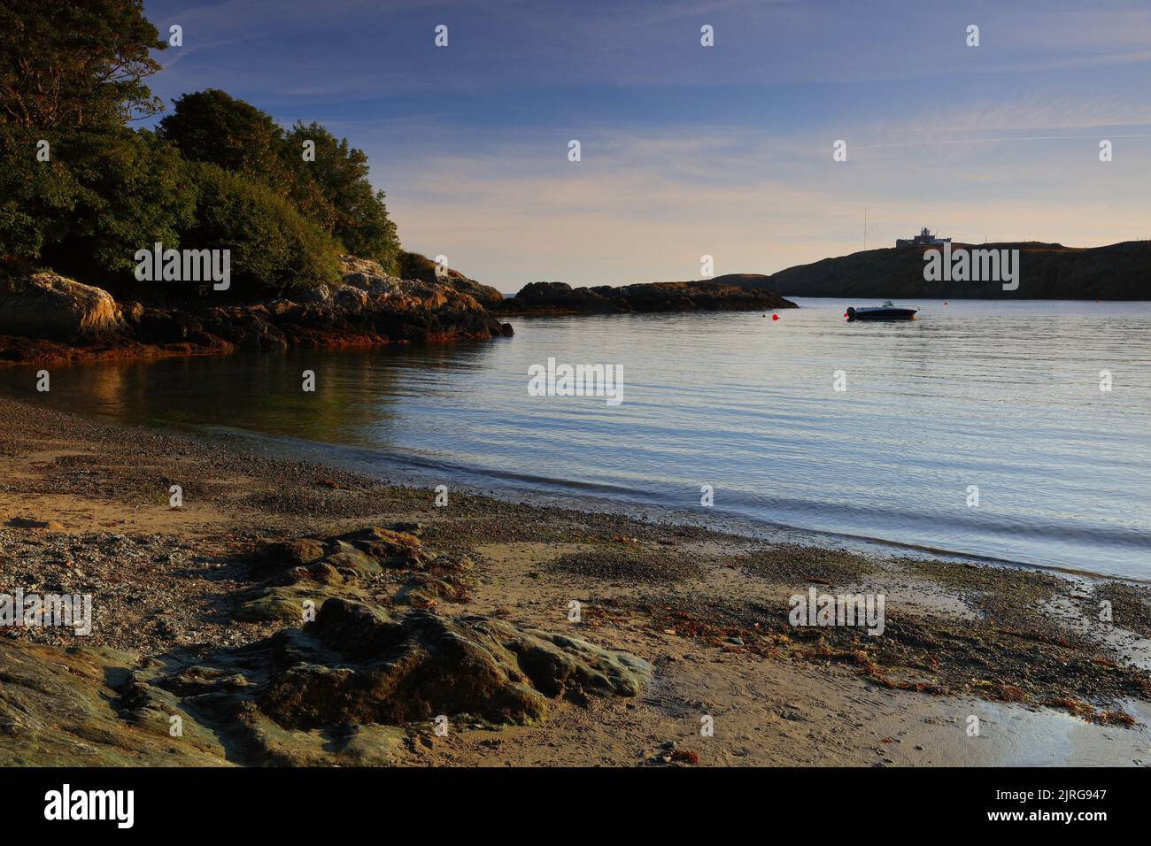 Luce mattutina su una piccola baia vicino al porto di Amlwch e Point Lynus, Anglesey, Galles del Nord. REGNO UNITO. Foto Stock