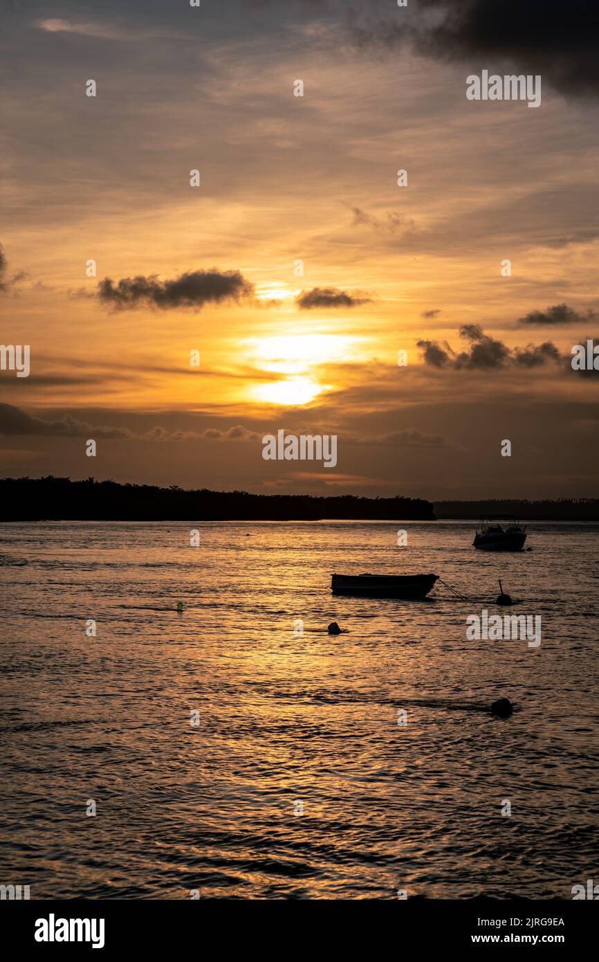 Piccole barche da pesca nella laguna di Guarairas durante il tramonto a Tibau do sul. Foto Stock