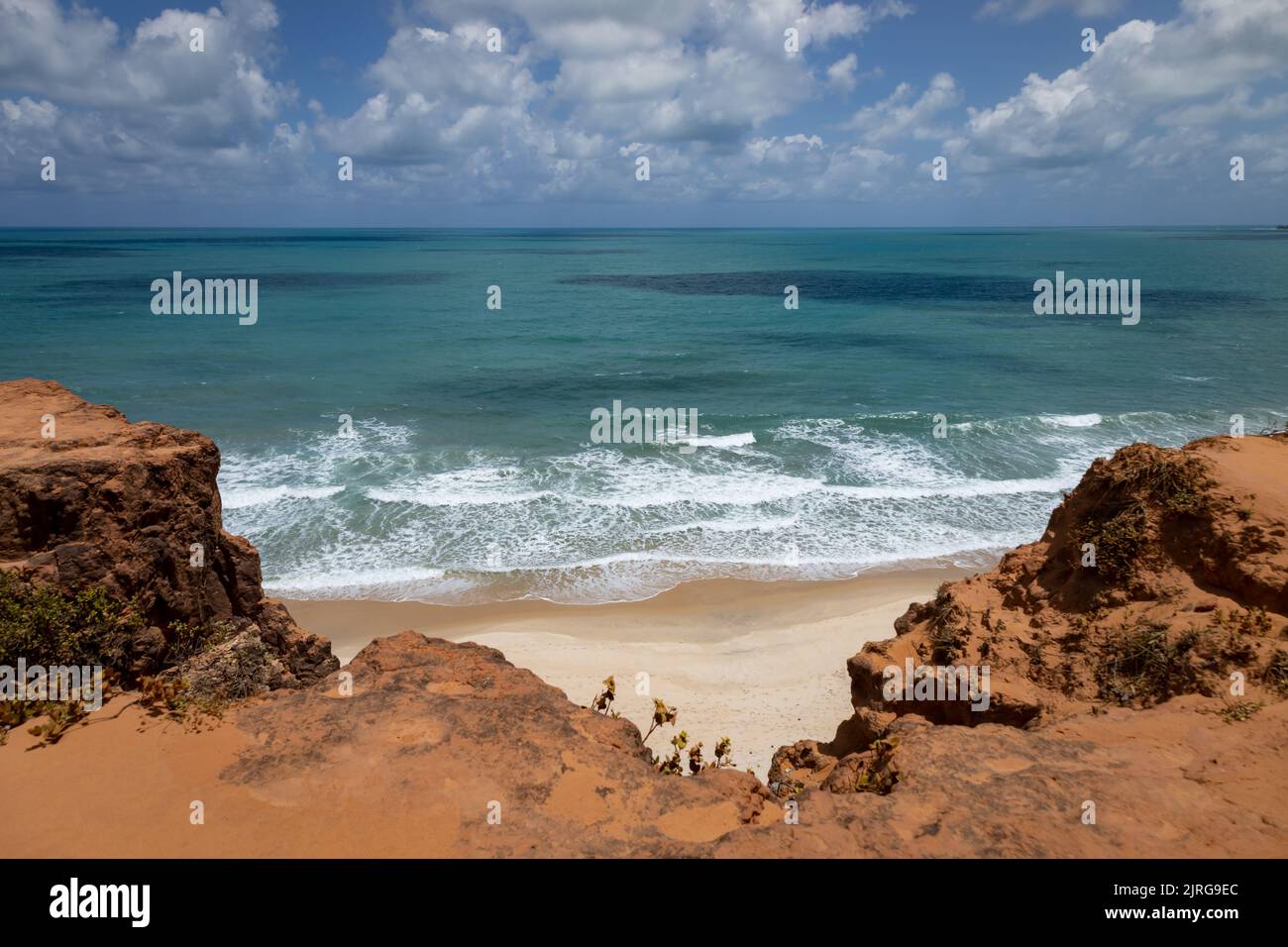 Incredibile spiaggia con scogliere nel nord del Brasile. Spiaggia di Cacimbinhia a Tibau do sul. Vista dell'orizzonte con il mare blu. Foto Stock