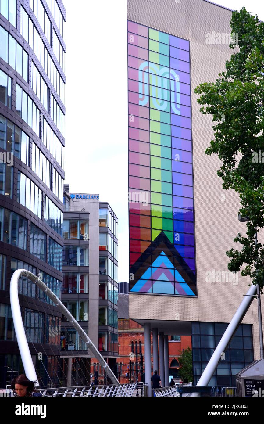 Manchester, Regno Unito. 24th agosto, 2022. Bandiera sullo stato di avanzamento dei trasporti per gli uffici della Greater Manchester. Aziende e agenzie decorano le loro finestre e frontages per accogliere e celebrare LGBTQ+ Pride, Manchester, Regno Unito. Il Manchester LGBTQ+ Pride si svolge nel fine settimana delle festività dal 26th al 29th agosto. Gli organizzatori dicono: 'Manchester Pride è una delle principali associazioni di beneficenza del Regno Unito LGBTQ+. La nostra visione è un mondo in cui le persone LGBTQ+ sono libere di vivere e amare senza pregiudizi. Facciamo parte di un movimento Pride globale che celebra l'uguaglianza LGBTQ+ e la sfida della discriminazione." Credit: Terry Waller/Alamy Live News Foto Stock