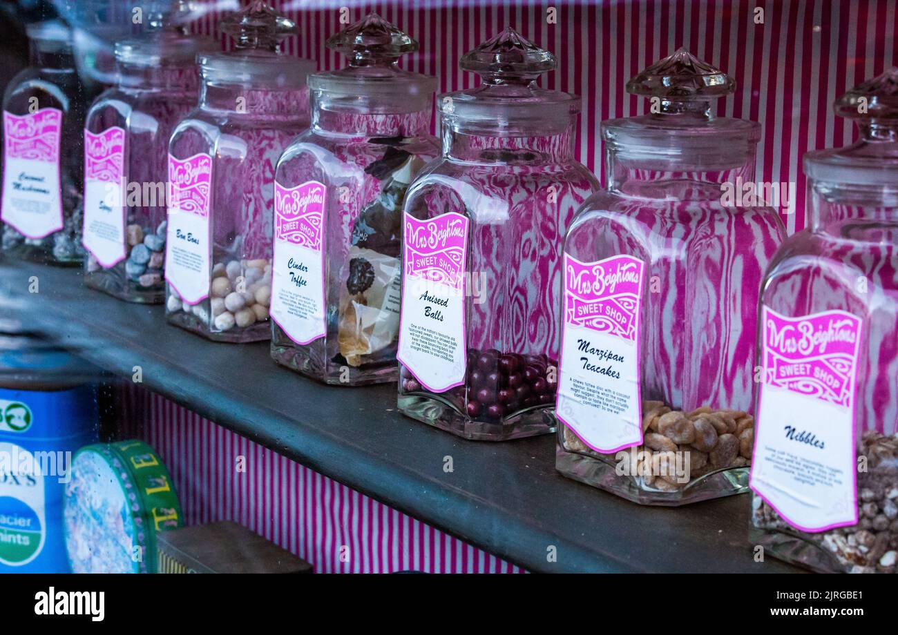 Vasetti di vetro di dolci in una vetrina di prodotti dolci a Haworth, Yorkshire, Inghilterra. Foto Stock