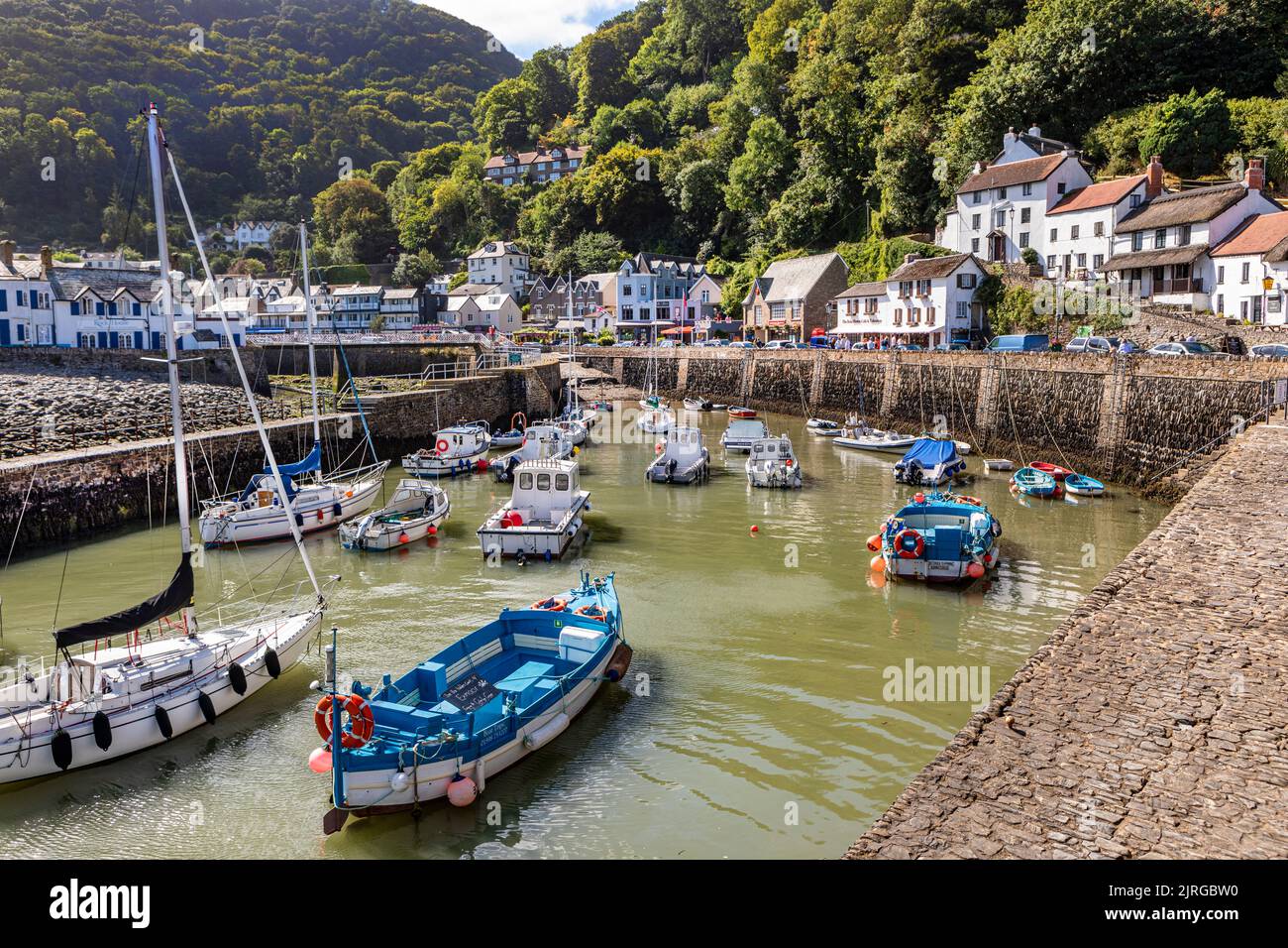 Piccole barche nel porto di Lynmouth, Devon Foto Stock