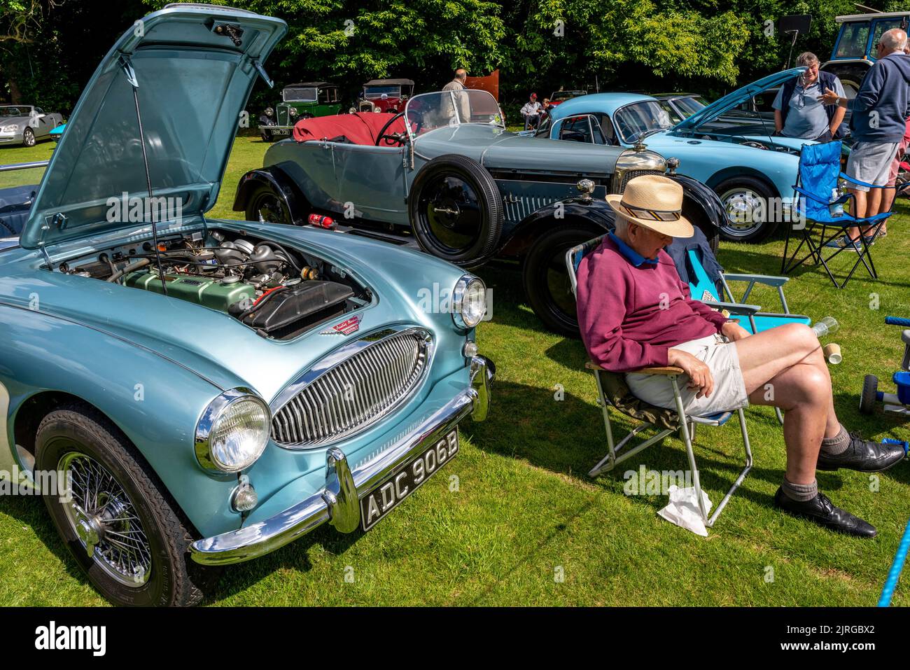 Una mostra di auto classiche al Nutley Village Fete, Nutley, East Sussex, Regno Unito. Foto Stock