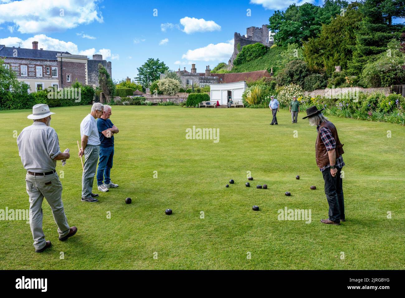 Gli uomini locali giocano Un tipo tradizionale di bocce che si è giocato nel Medioevo, Lewes, East Sussex, UK. Foto Stock