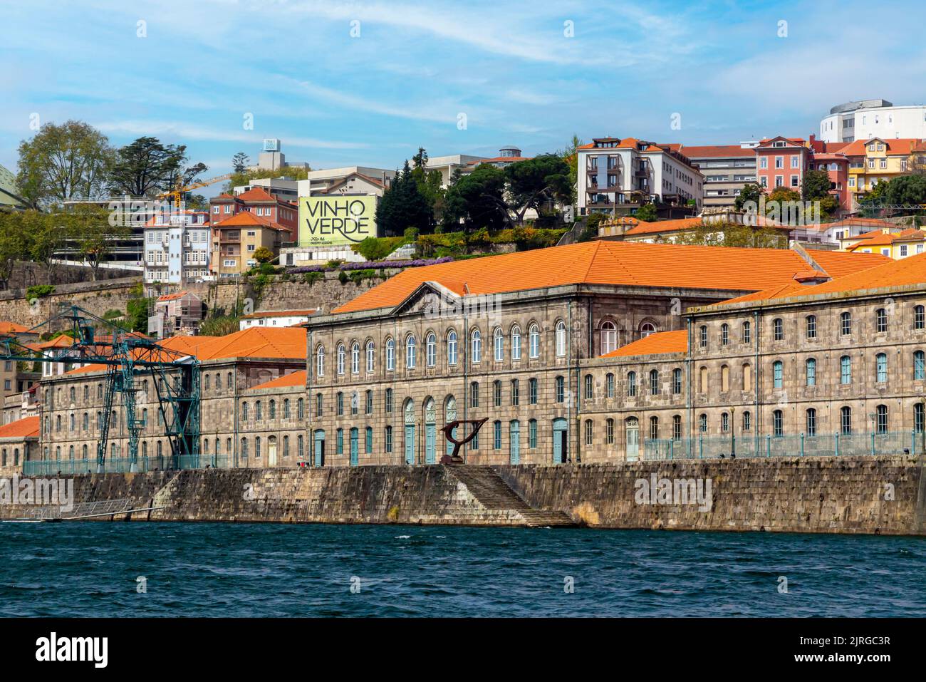 Centro Congressi Porto Customshouse o Centro de Congressos da Alfândega sulle rive del fiume Douro a Porto Portogallo originariamente costruito nel 1822. Foto Stock