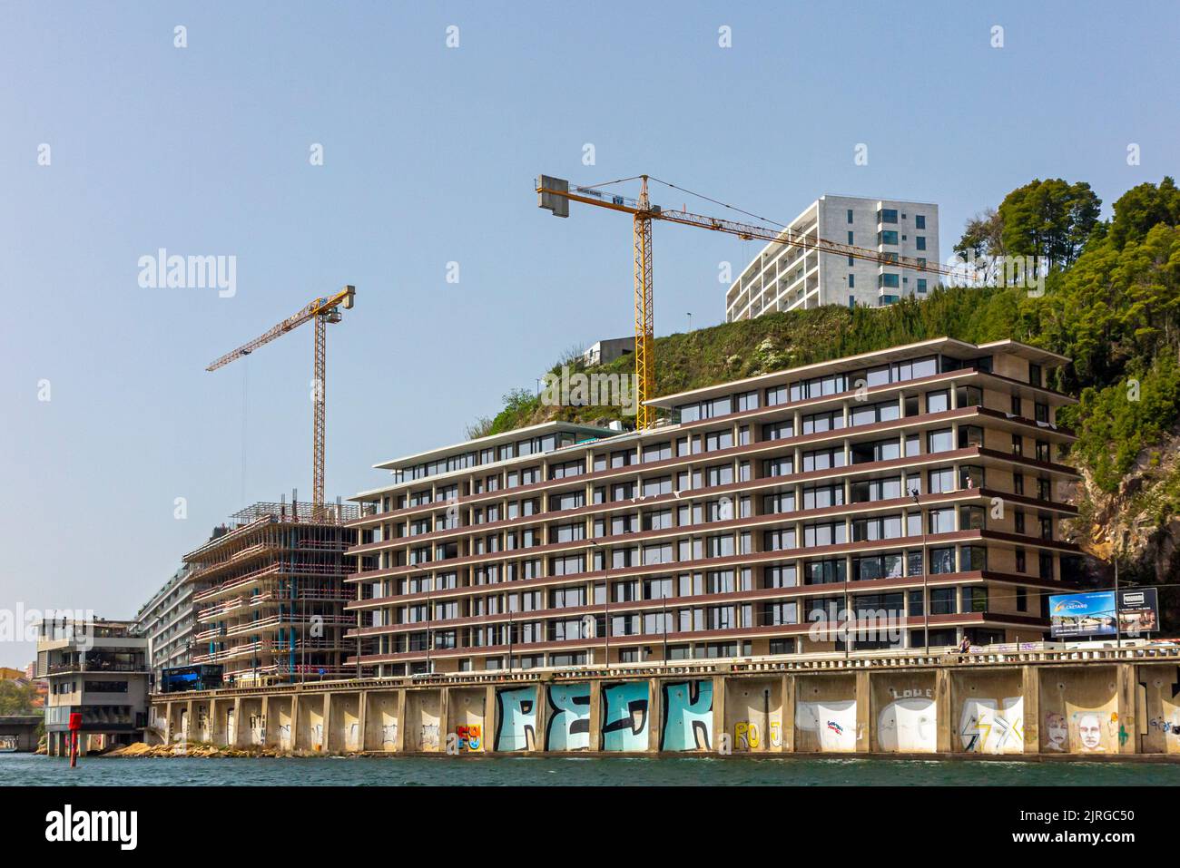 Appartamenti moderni in costruzione sulle rive del fiume Douro a Porto, una delle principali città del Portogallo settentrionale. Foto Stock