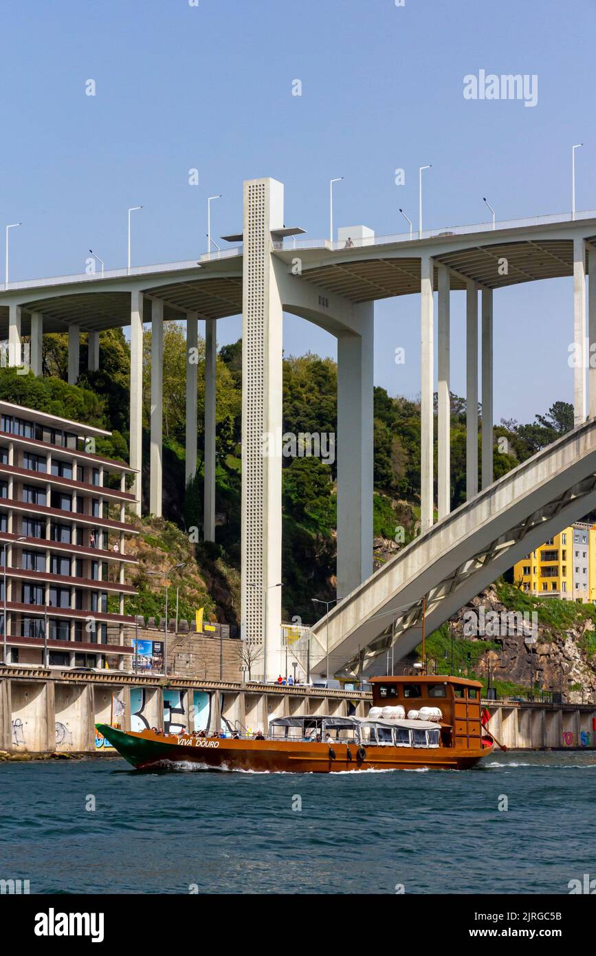 Ponte da Arrabida un ponte di cemento sul fiume Douro a Porto Portogallo aperto nel 1963 e progettato da Edgar António Mesquita Cardoso. Foto Stock