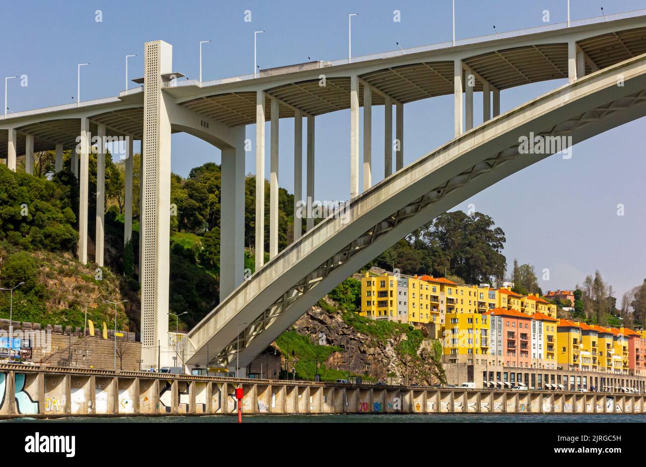 Ponte da Arrabida un ponte di cemento sul fiume Douro a Porto Portogallo aperto nel 1963 e progettato da Edgar António Mesquita Cardoso. Foto Stock