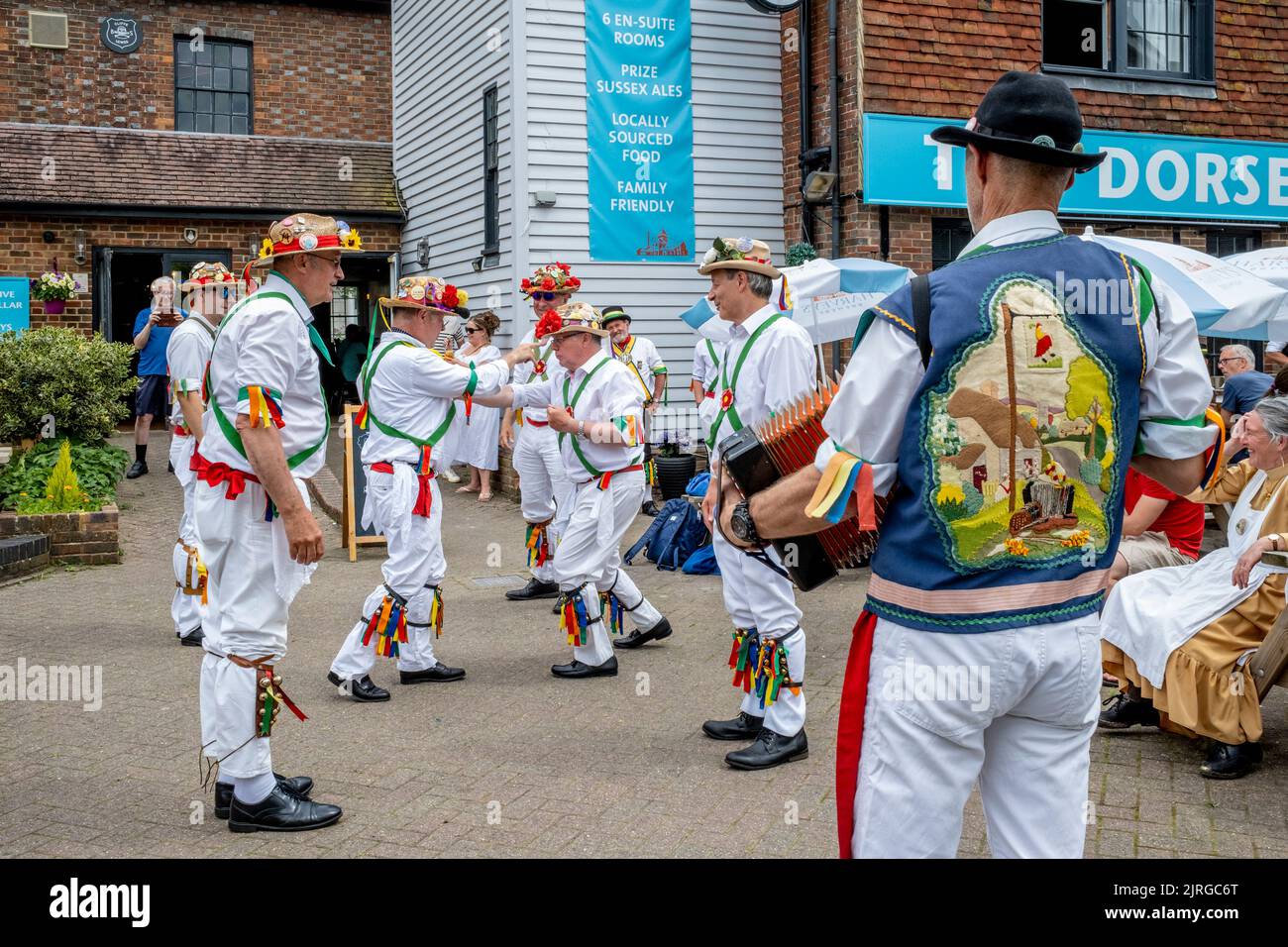 Un gruppo di ballerini Morris si esibiscono al di fuori del Dorset Pub, Lewes, East Sussex, Regno Unito. Foto Stock