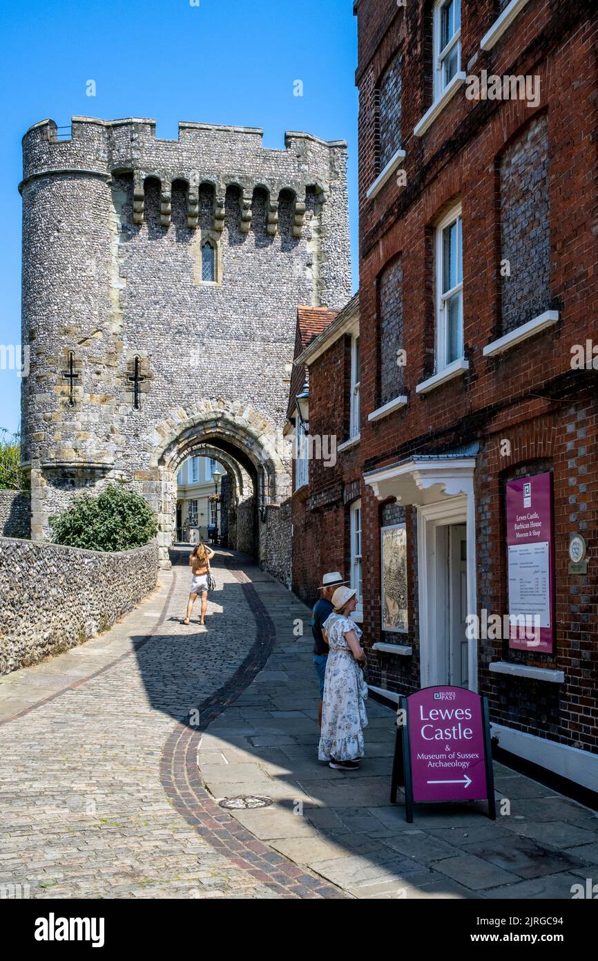 Persone che visitano il castello e il museo di Lewes, Lewes, East Sussex, Regno Unito. Foto Stock