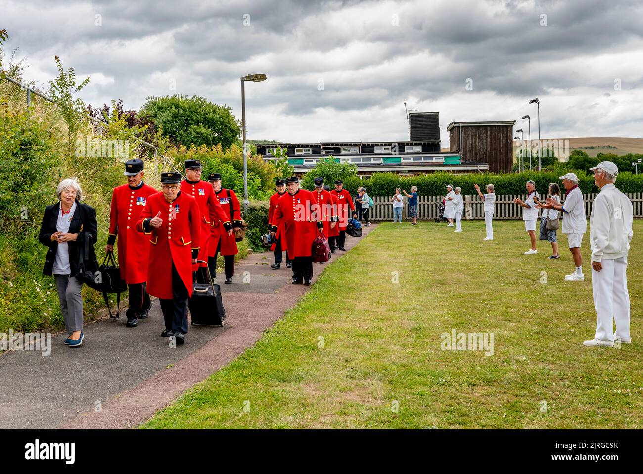 Il Chelsea Pensioners Bowls Team arriva a Lewes e viene applaudito dalla Local Bowls Team, Lewes, East Sussex, UK. Foto Stock