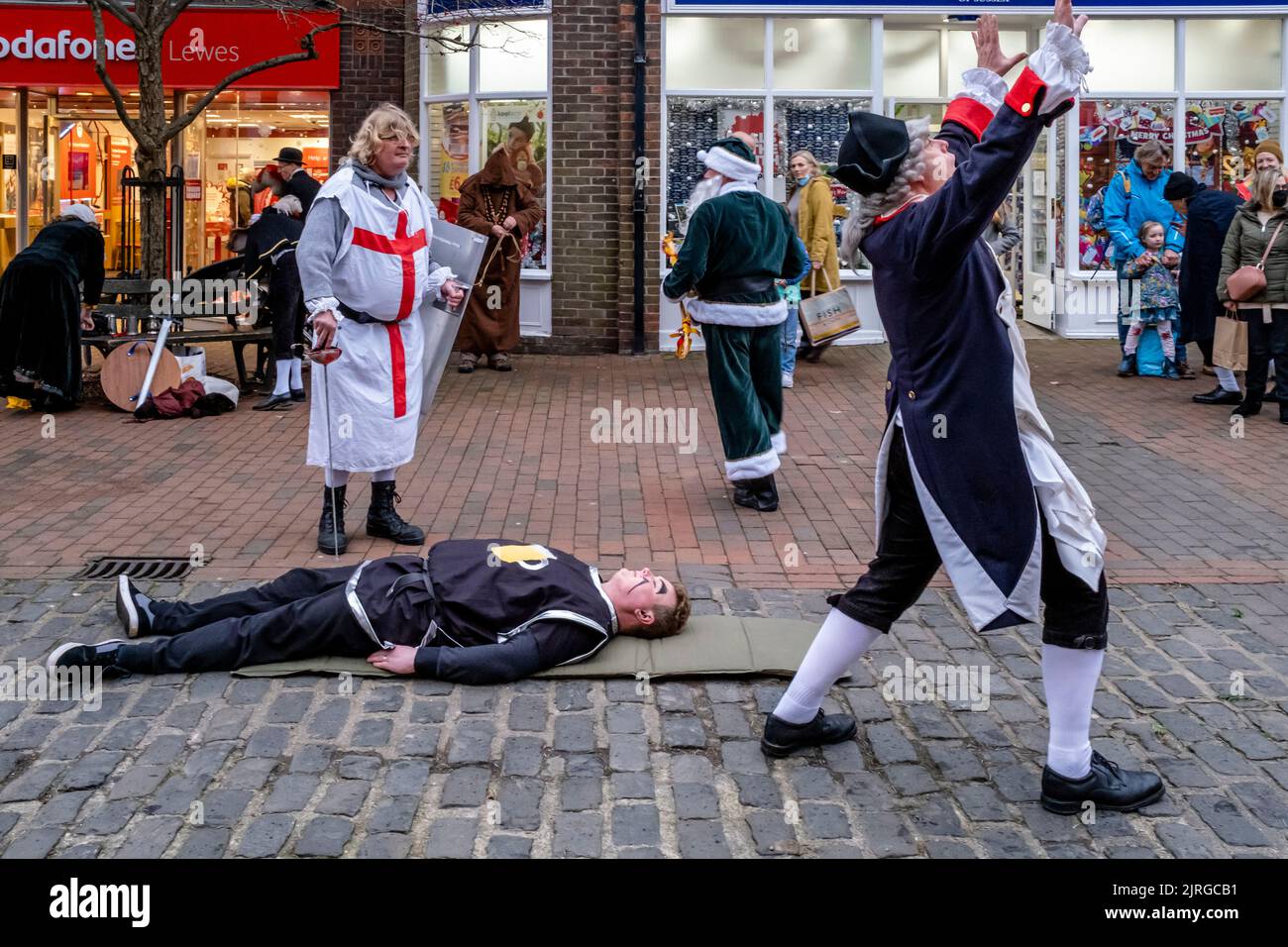 Sompting Village Morris Men eseguono Un tradizionale Mummers Play in High Street, Lewes, East Sussex, UK. Foto Stock