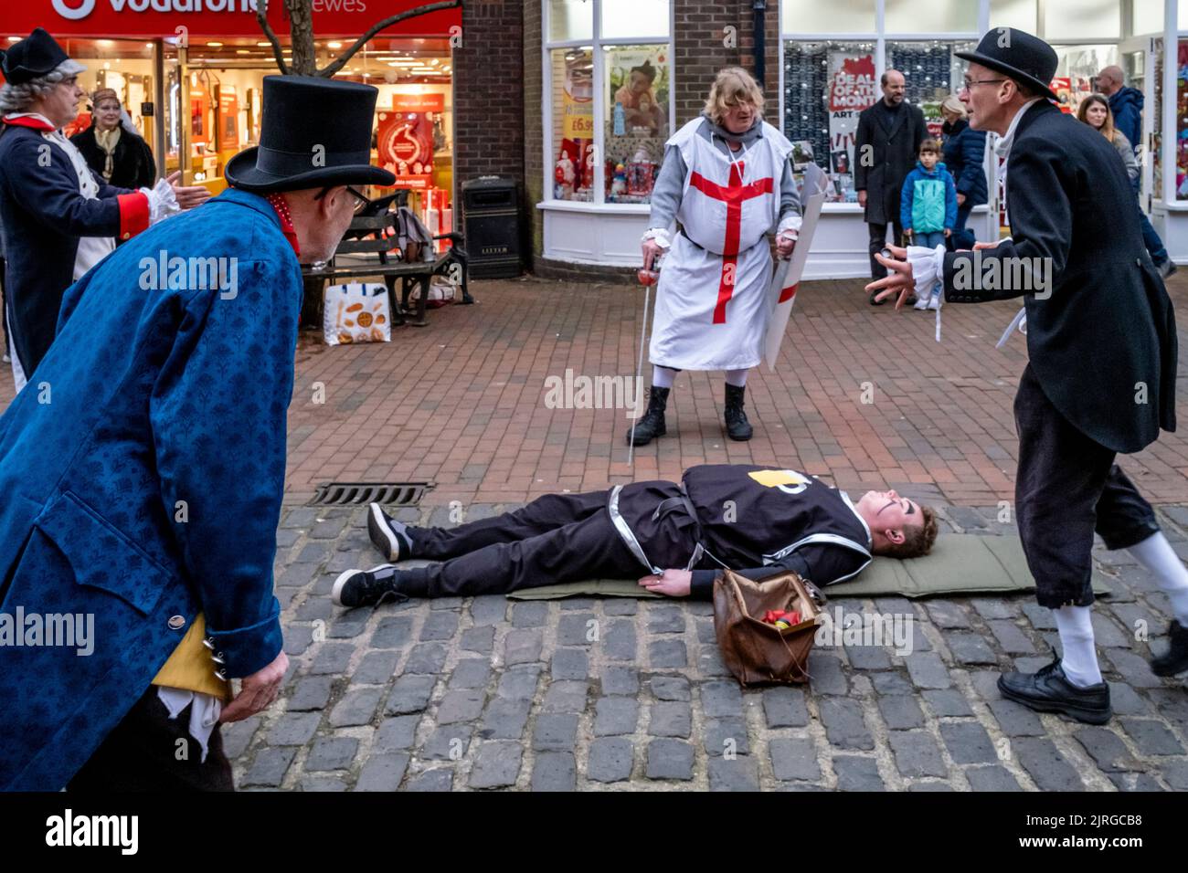 Sompting Village Morris Men eseguono Un tradizionale Mummers Play in High Street, Lewes, East Sussex, UK. Foto Stock