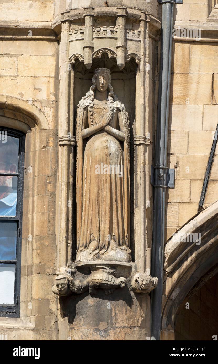 Statua della Vergine Maria sul lato sud della Stonebow High Street Lincoln città 2022 Foto Stock