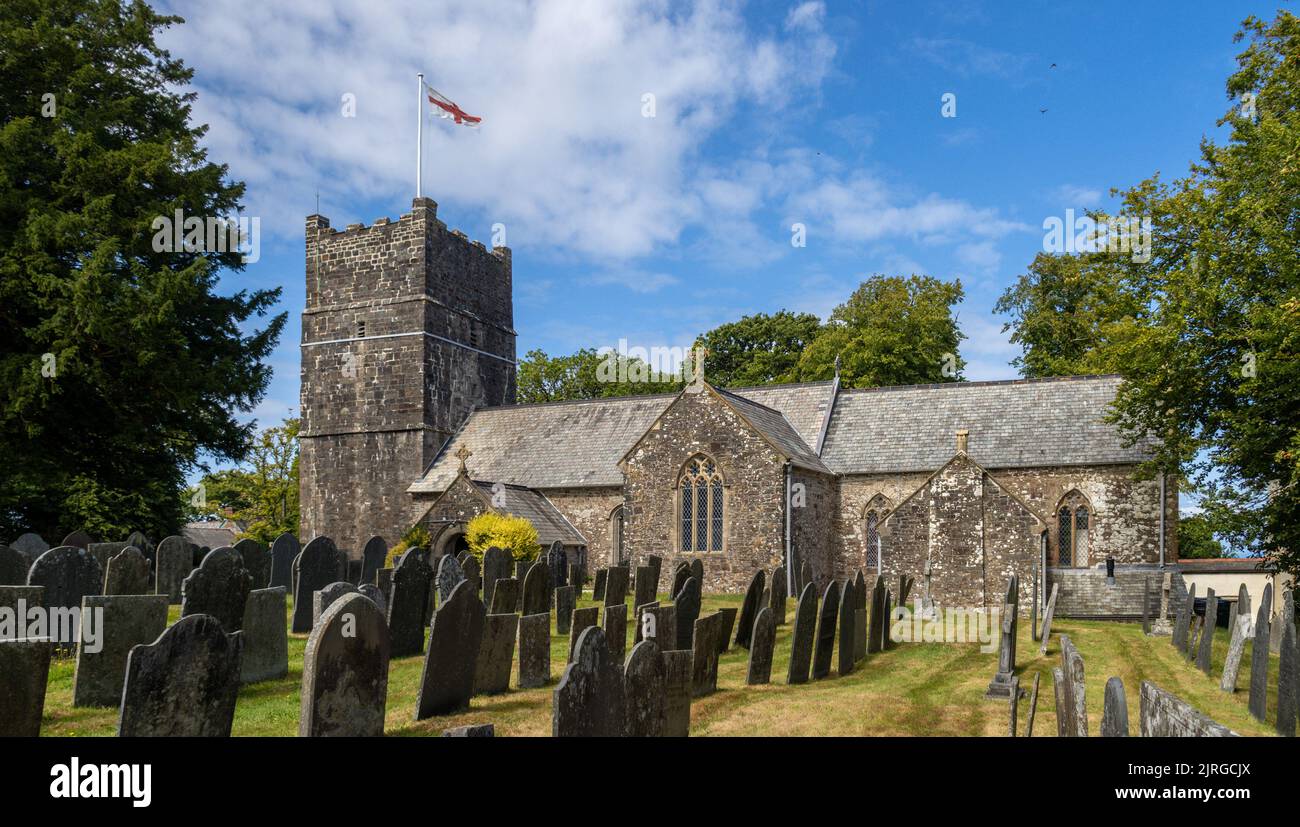 Clovelly chiesa esterna, North Devon, Inghilterra. Notare i lapidi illeggibili. Foto Stock