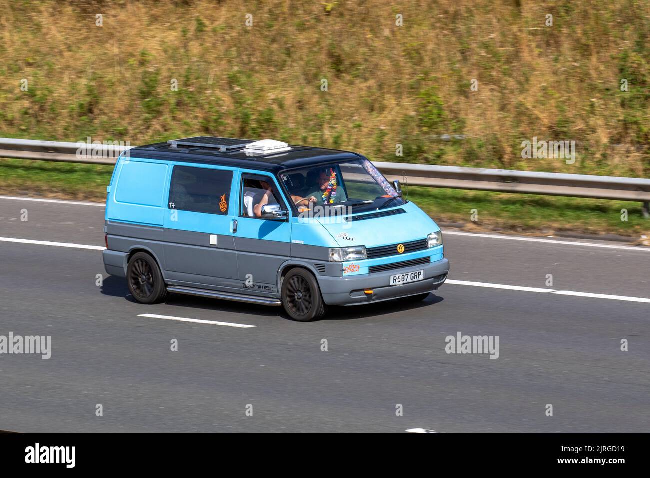 1998 90s N90 blu VW Volkswagen Transporter W/V SWB 1,9 TDI 1896cc DIESEL TD; viaggiando sull'autostrada M6 UK Foto Stock
