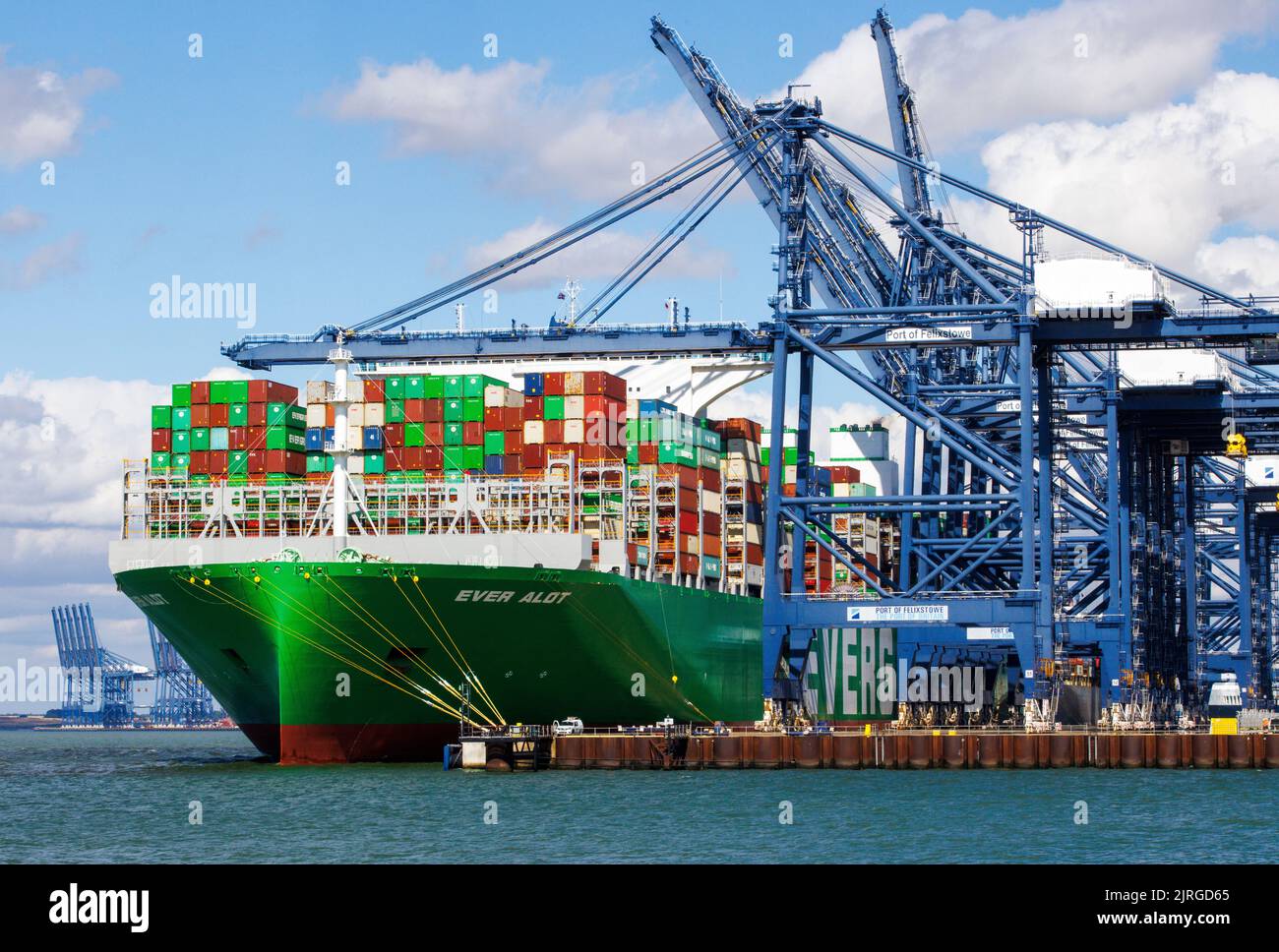 Felixstowe, Regno Unito 24 ago 2022 l'alot è ormeggiato alle banchine di Felixstowe. È la più grande nave container del mondo. I banchieri sono in sciopero su problemi di retribuzione in modo che i contenitori non possono essere scaricati fino a quando il problema non è risolto. Hudong-Zhonghua Shipbuilding Group Co. (Hudong-Zhonghua), una filiale della China state Shipbuilding Corporation (CSSC), ha costruito e consegnato il più grande numero di containers al mondo alla compagnia di navigazione taiwanese Evergreen Marine. La nave alot ha una capacità di carico di 24.004 TEU e misura 400 metri di lunghezza per 61,5 metri di larghezza, con un pescaggio di 17 metri. Il gigante Foto Stock