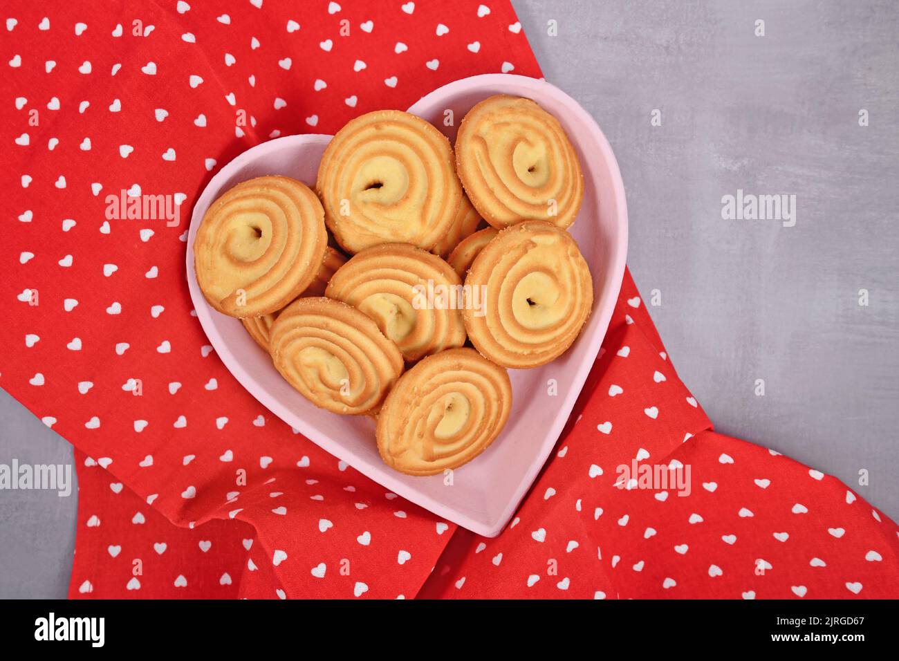 Piatto con biscotti rotondi a forma di anello, chiamati 'Spritzgeback', un tipo di biscotti tedeschi al burro Foto Stock