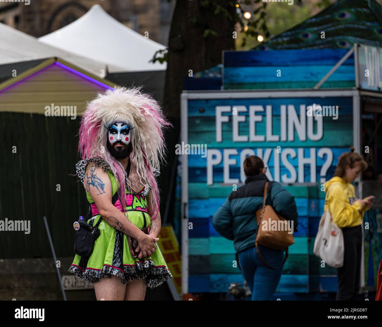 Edimburgo, Scozia, Regno Unito, 24th agosto 2022. Edinburgh Festival Fringe: Scene del festival nella sua ultima settimana. Nella foto: Un artista di trascinamento maschile che interpreta volantini per il suo spettacolo alle persone che passano. Credit: Sally Anderson/Alamy Live News Foto Stock