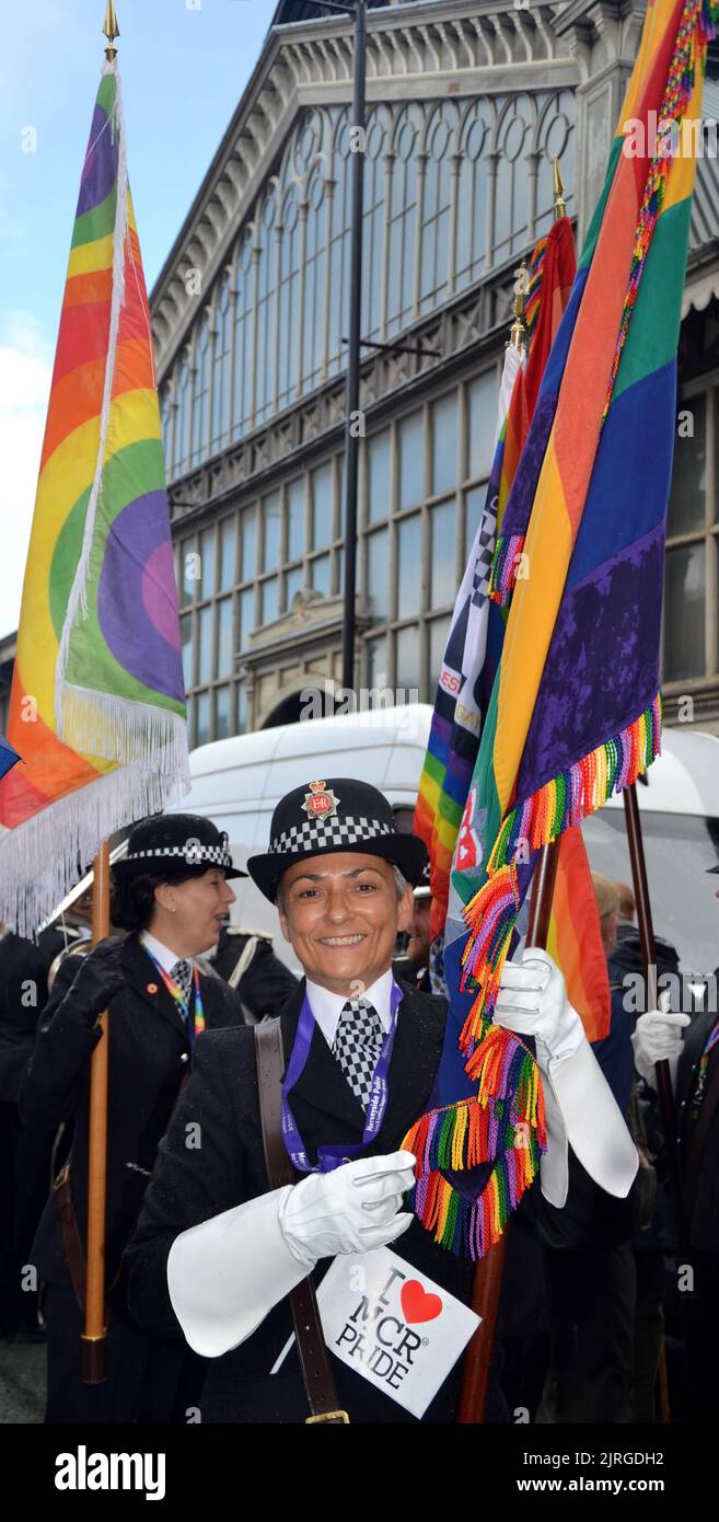 I poliziotti della Greater Manchester portano bandiere arcobaleno, preparandosi a marciare sulla 2011 Manchester LGBT Pride Parade. I media locali hanno riferito che gli organizzatori del Manchester LGBTQ+ Pride hanno chiesto agli agenti di polizia di non indossare le loro uniformi nella parata del Manchester Pride il 27th agosto 2022. Gli organizzatori Pride hanno affermato che gli ufficiali che sperano di partecipare dovrebbero indossare "abiti civili”. Foto Stock