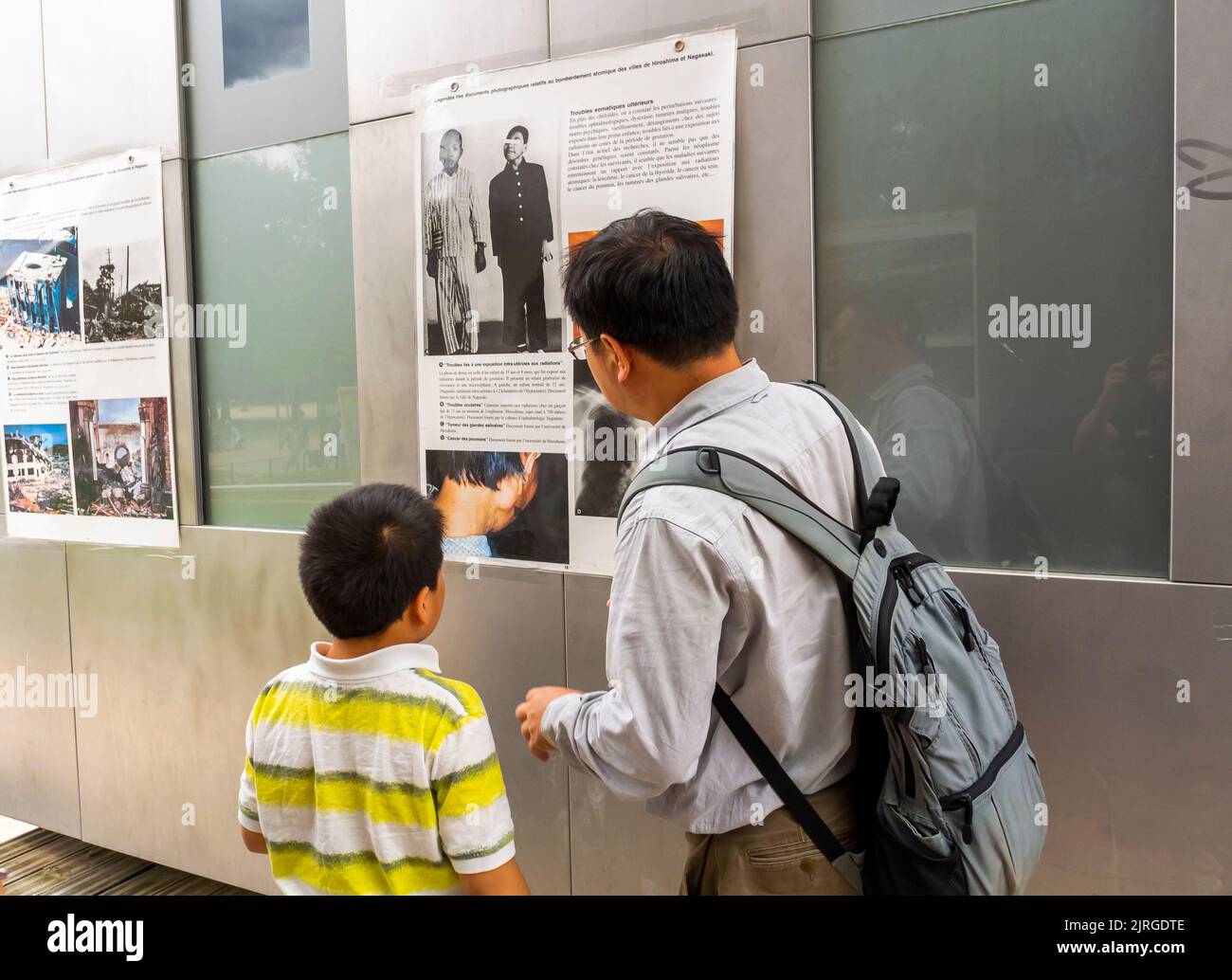 Parigi, Francia, Asian Padre mostrando Son, Mostra, Nagasaki Nuclear Bomb, dimostrazione della ONG francese contro il nucleare (Sortir du Nuclear) al Monumento alla Pace di Parigi, Foto Stock
