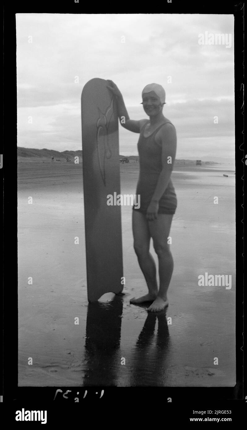 Donna con tavola da surf, 01 gennaio 1937, Wellington, di Leslie Adkin. Foto Stock