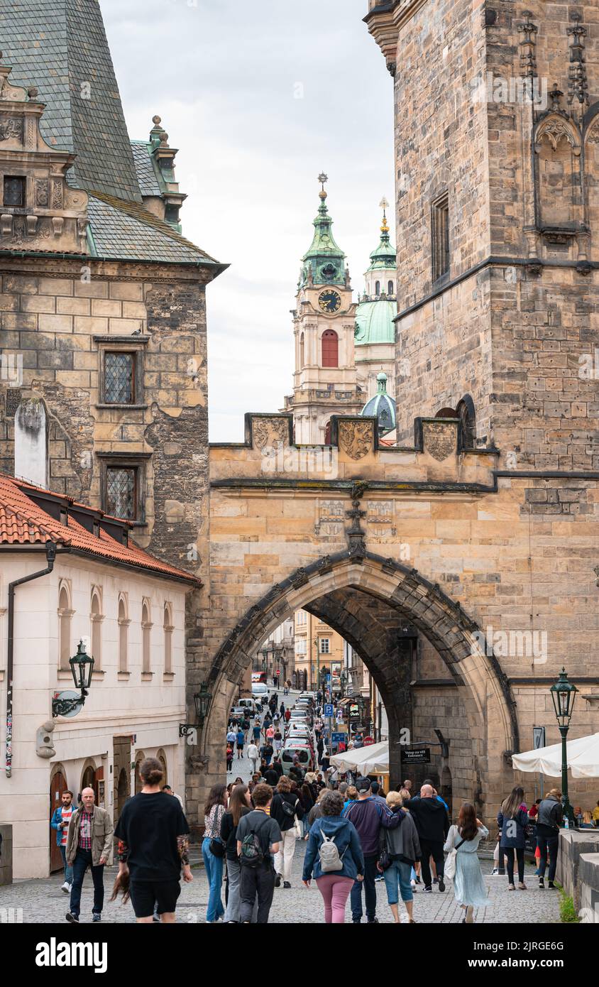 Persone che camminano attraverso il cancello della Torre del Ponte di Città minore nel centro storico di Praga. Foto Stock