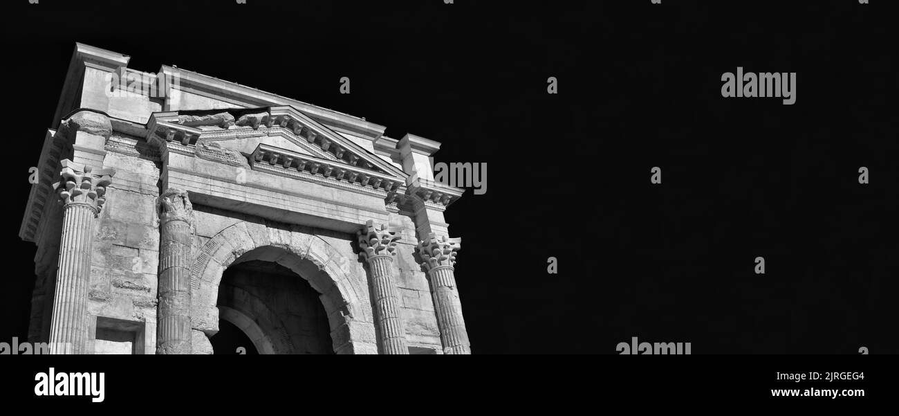 Antiche rovine dell'Arco dei Gavi, arco trionfale romano del 1st° secolo nel centro storico di Verona (bianco e nero con spazio copia) Foto Stock