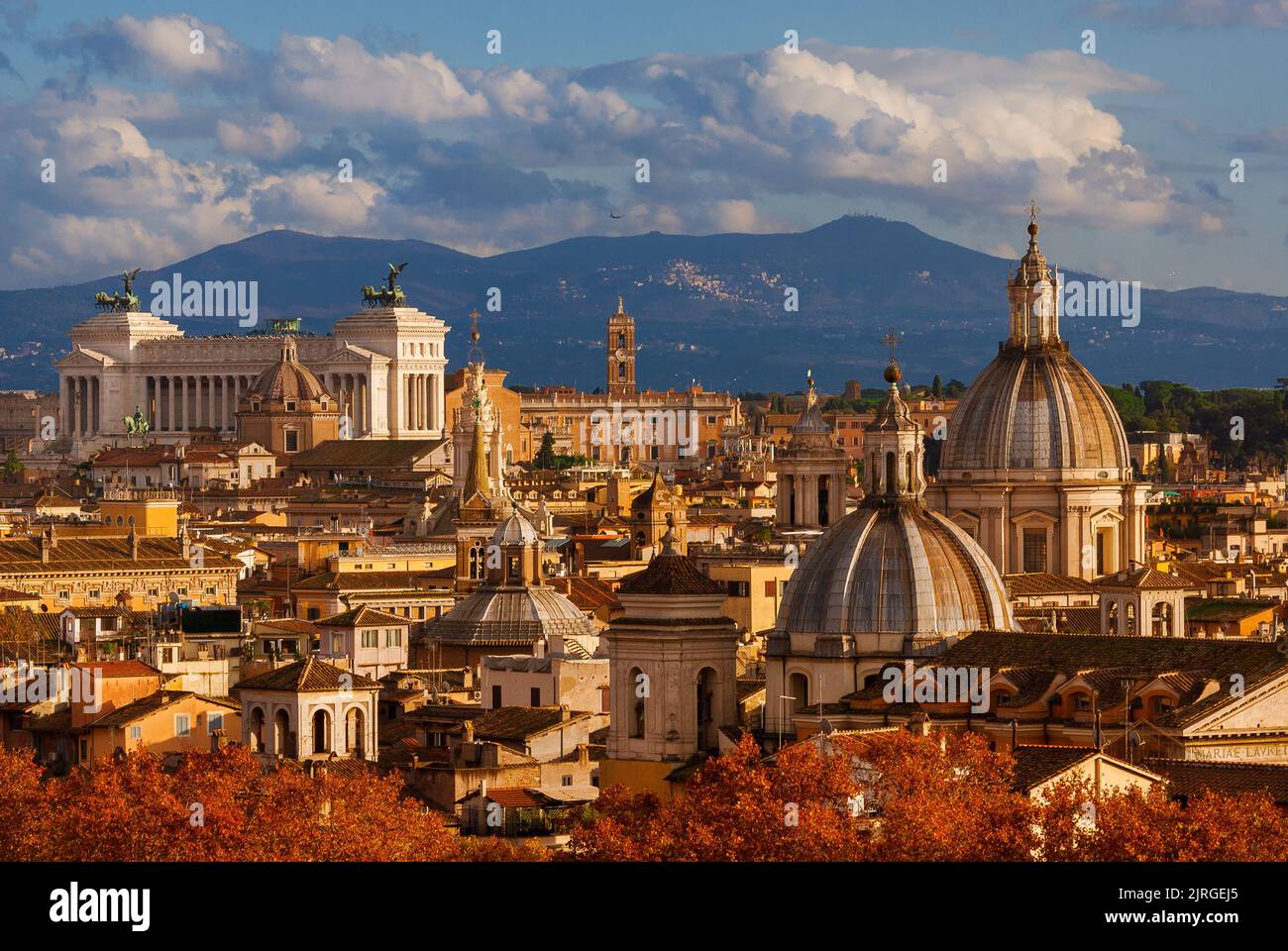 Vista del vecchio skyline del centro storico di Roma al tramonto con foglie rosse autunnali Foto Stock