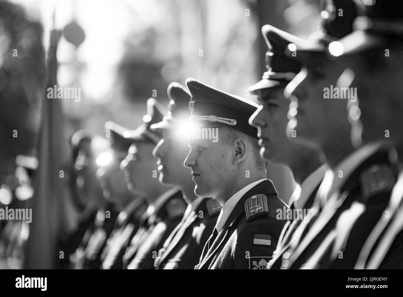 Il giorno dell'indipendenza dell'Ucraina, il presidente Volodymyr Zelenskyy e la prima signora Olena Zelenska hanno onorato la memoria dei difensori del nostro stato caduti durante la guerra russo-Ucraina. La coppia presidenziale ha posato i fiori al Muro della memoria vicino alla Cattedrale di San Michele a Kyiv. Una compagnia di guardie d'onore fu schierata e la surma suonò. La memoria degli eroi ucraini fu onorata con un momento di silenzio. Foto Stock