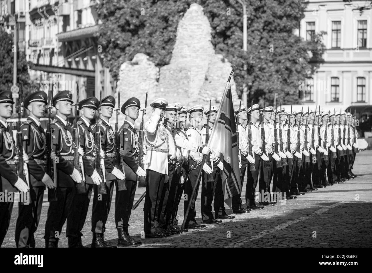 Il giorno dell'indipendenza dell'Ucraina, il presidente Volodymyr Zelenskyy e la prima signora Olena Zelenska hanno onorato la memoria dei difensori del nostro stato caduti durante la guerra russo-Ucraina. La coppia presidenziale ha posato i fiori al Muro della memoria vicino alla Cattedrale di San Michele a Kyiv. Una compagnia di guardie d'onore fu schierata e la surma suonò. La memoria degli eroi ucraini fu onorata con un momento di silenzio. Foto Stock