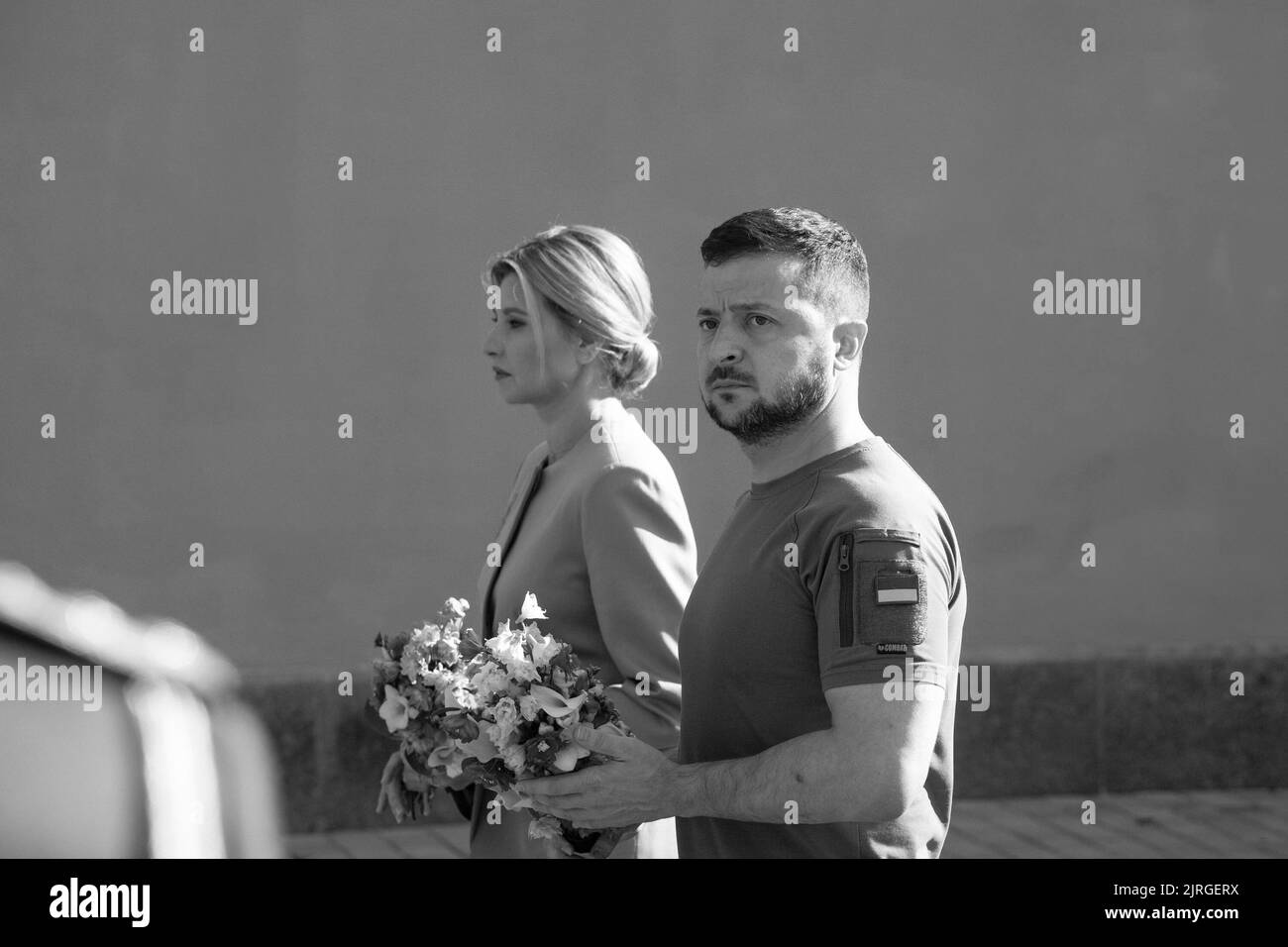 Il giorno dell'indipendenza dell'Ucraina, il presidente Volodymyr Zelenskyy e la prima signora Olena Zelenska hanno onorato la memoria dei difensori del nostro stato caduti durante la guerra russo-Ucraina. La coppia presidenziale ha posato i fiori al Muro della memoria vicino alla Cattedrale di San Michele a Kyiv. Una compagnia di guardie d'onore fu schierata e la surma suonò. La memoria degli eroi ucraini fu onorata con un momento di silenzio. Foto Stock