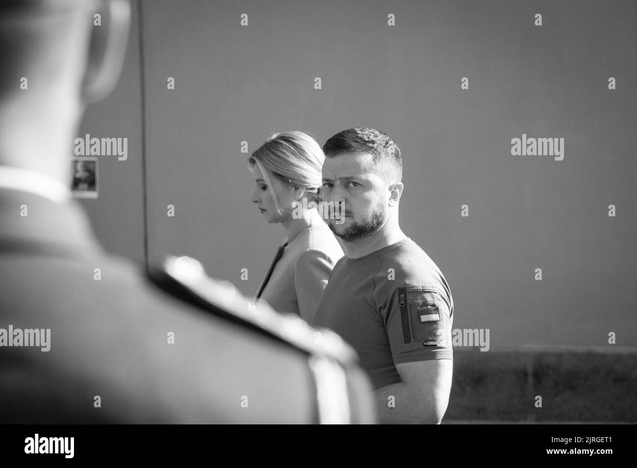 Il giorno dell'indipendenza dell'Ucraina, il presidente Volodymyr Zelenskyy e la prima signora Olena Zelenska hanno onorato la memoria dei difensori del nostro stato caduti durante la guerra russo-Ucraina. La coppia presidenziale ha posato i fiori al Muro della memoria vicino alla Cattedrale di San Michele a Kyiv. Una compagnia di guardie d'onore fu schierata e la surma suonò. La memoria degli eroi ucraini fu onorata con un momento di silenzio. Foto Stock