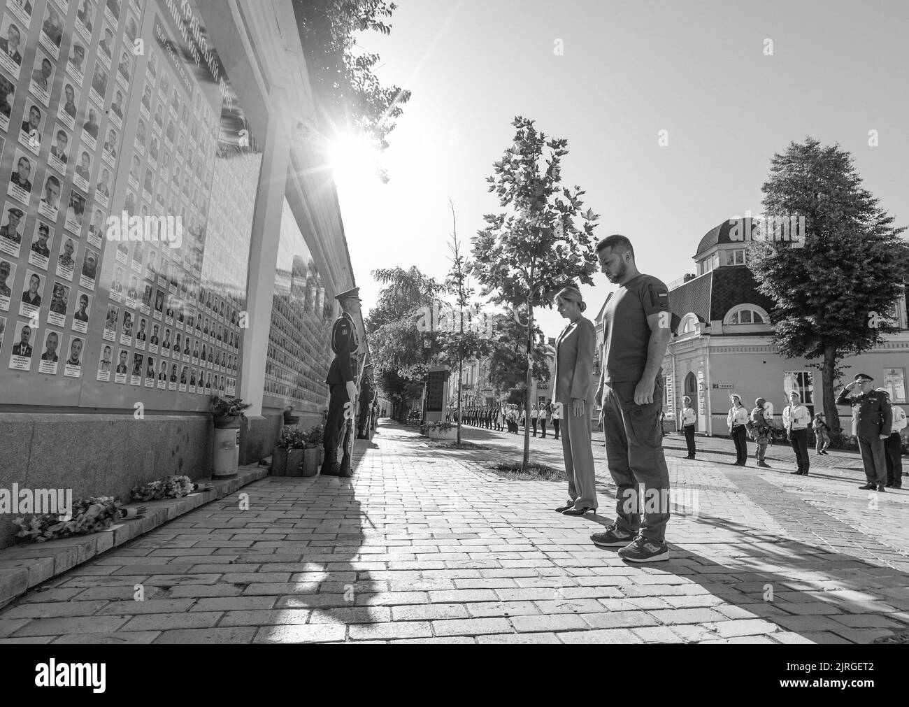 Il giorno dell'indipendenza dell'Ucraina, il presidente Volodymyr Zelenskyy e la prima signora Olena Zelenska hanno onorato la memoria dei difensori del nostro stato caduti durante la guerra russo-Ucraina. La coppia presidenziale ha posato i fiori al Muro della memoria vicino alla Cattedrale di San Michele a Kyiv. Una compagnia di guardie d'onore fu schierata e la surma suonò. La memoria degli eroi ucraini fu onorata con un momento di silenzio. Foto Stock