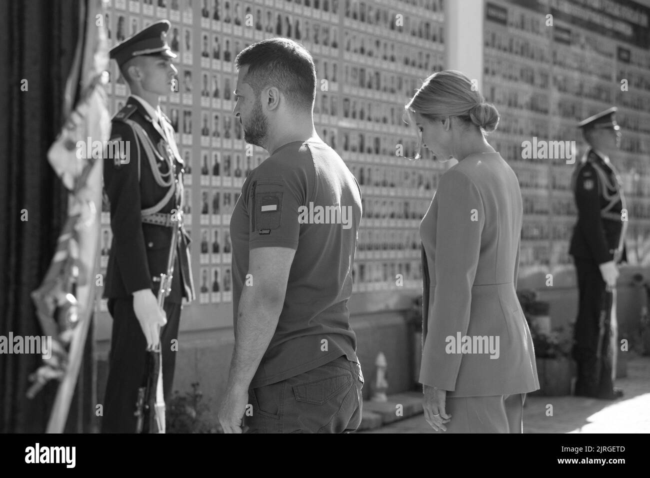 Il giorno dell'indipendenza dell'Ucraina, il presidente Volodymyr Zelenskyy e la prima signora Olena Zelenska hanno onorato la memoria dei difensori del nostro stato caduti durante la guerra russo-Ucraina. La coppia presidenziale ha posato i fiori al Muro della memoria vicino alla Cattedrale di San Michele a Kyiv. Una compagnia di guardie d'onore fu schierata e la surma suonò. La memoria degli eroi ucraini fu onorata con un momento di silenzio. Foto Stock