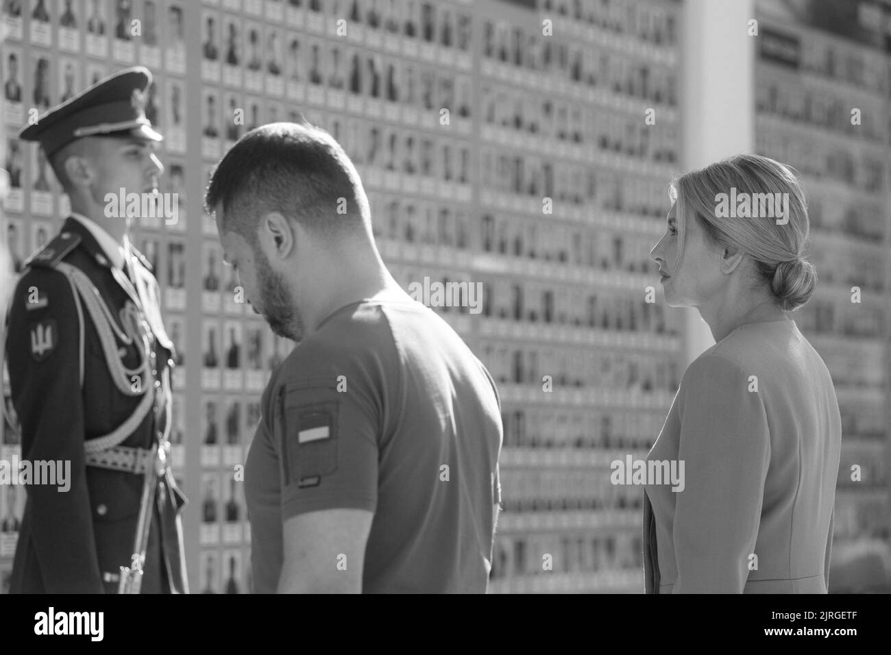 Il giorno dell'indipendenza dell'Ucraina, il presidente Volodymyr Zelenskyy e la prima signora Olena Zelenska hanno onorato la memoria dei difensori del nostro stato caduti durante la guerra russo-Ucraina. La coppia presidenziale ha posato i fiori al Muro della memoria vicino alla Cattedrale di San Michele a Kyiv. Una compagnia di guardie d'onore fu schierata e la surma suonò. La memoria degli eroi ucraini fu onorata con un momento di silenzio. Foto Stock