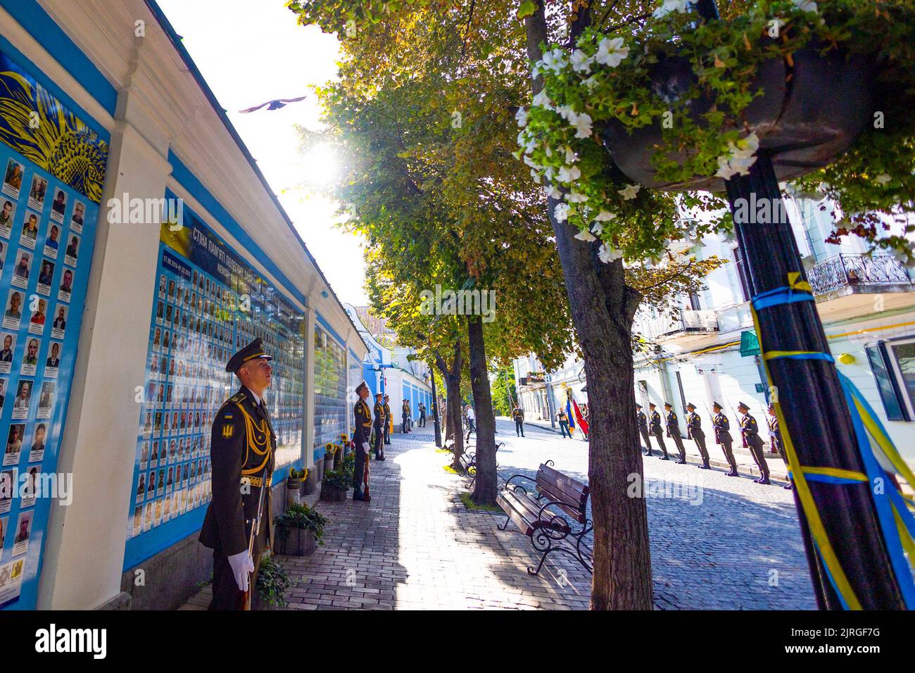 Il giorno dell'indipendenza dell'Ucraina, il presidente Volodymyr Zelenskyy e la prima signora Olena Zelenska hanno onorato la memoria dei difensori del nostro stato caduti durante la guerra russo-Ucraina. La coppia presidenziale ha posato i fiori al Muro della memoria vicino alla Cattedrale di San Michele a Kyiv. Una compagnia di guardie d'onore fu schierata e la surma suonò. La memoria degli eroi ucraini fu onorata con un momento di silenzio. Foto Stock