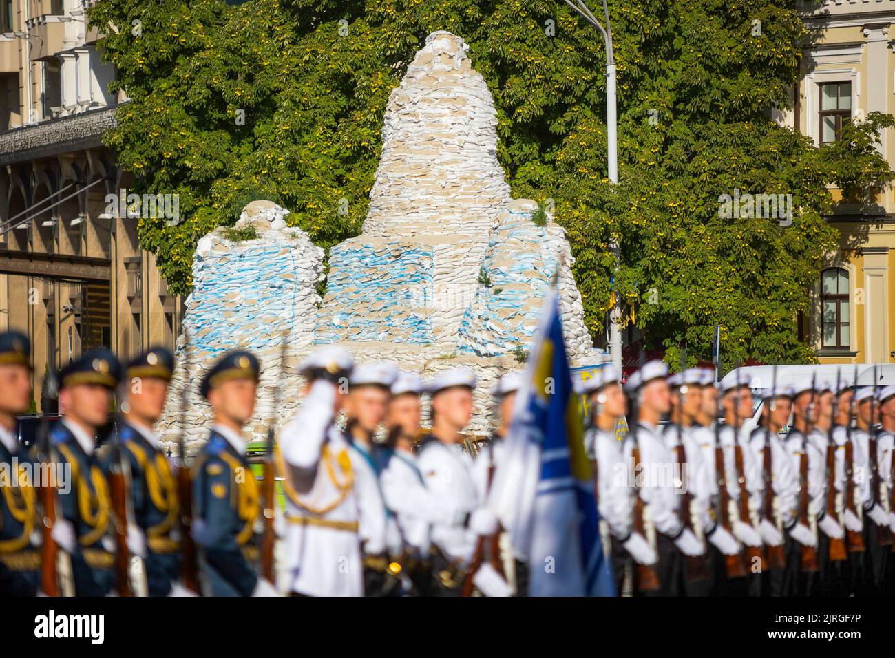 Il giorno dell'indipendenza dell'Ucraina, il presidente Volodymyr Zelenskyy e la prima signora Olena Zelenska hanno onorato la memoria dei difensori del nostro stato caduti durante la guerra russo-Ucraina. La coppia presidenziale ha posato i fiori al Muro della memoria vicino alla Cattedrale di San Michele a Kyiv. Una compagnia di guardie d'onore fu schierata e la surma suonò. La memoria degli eroi ucraini fu onorata con un momento di silenzio. Foto Stock