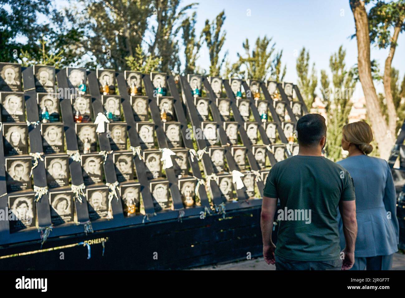 Il giorno dell'indipendenza dell'Ucraina, il presidente Volodymyr Zelenskyy e la prima signora Olena Zelenska hanno onorato la memoria dei difensori del nostro stato caduti durante la guerra russo-Ucraina. La coppia presidenziale ha posato i fiori al Muro della memoria vicino alla Cattedrale di San Michele a Kyiv. Una compagnia di guardie d'onore fu schierata e la surma suonò. La memoria degli eroi ucraini fu onorata con un momento di silenzio. Foto Stock