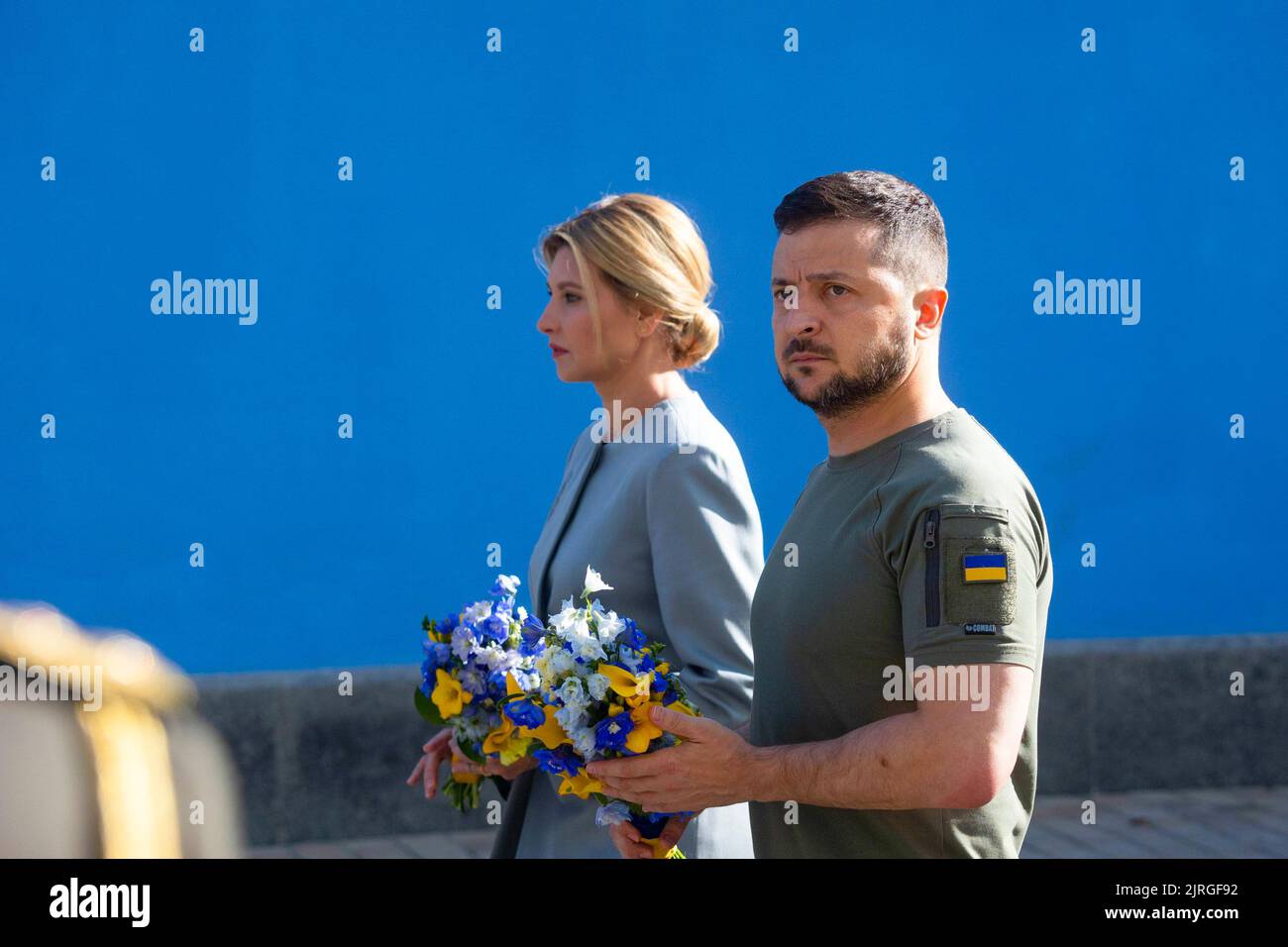Il giorno dell'indipendenza dell'Ucraina, il presidente Volodymyr Zelenskyy e la prima signora Olena Zelenska hanno onorato la memoria dei difensori del nostro stato caduti durante la guerra russo-Ucraina. La coppia presidenziale ha posato i fiori al Muro della memoria vicino alla Cattedrale di San Michele a Kyiv. Una compagnia di guardie d'onore fu schierata e la surma suonò. La memoria degli eroi ucraini fu onorata con un momento di silenzio. Foto Stock