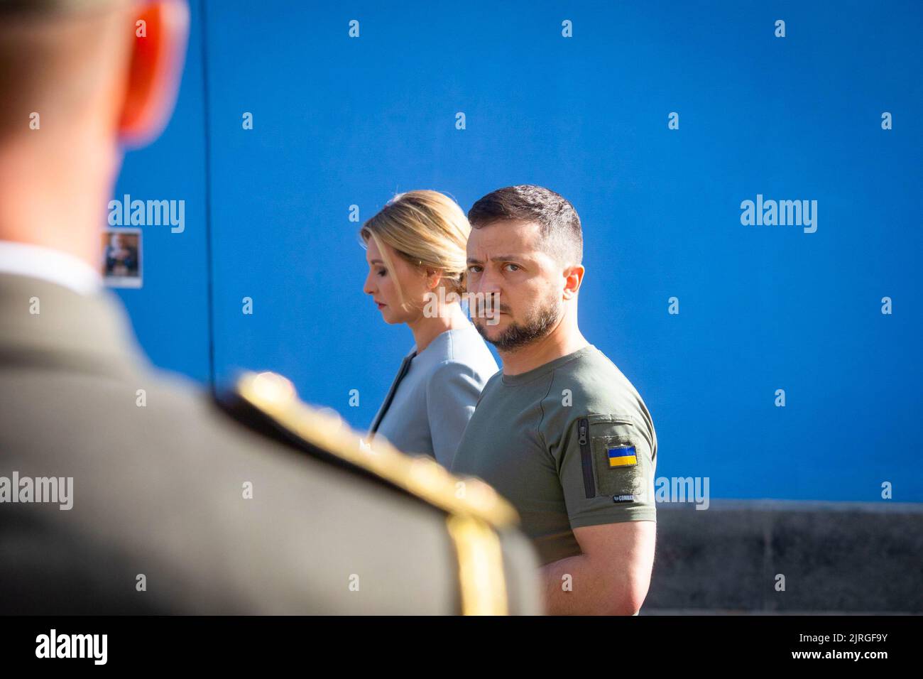 Il giorno dell'indipendenza dell'Ucraina, il presidente Volodymyr Zelenskyy e la prima signora Olena Zelenska hanno onorato la memoria dei difensori del nostro stato caduti durante la guerra russo-Ucraina. La coppia presidenziale ha posato i fiori al Muro della memoria vicino alla Cattedrale di San Michele a Kyiv. Una compagnia di guardie d'onore fu schierata e la surma suonò. La memoria degli eroi ucraini fu onorata con un momento di silenzio. Foto Stock