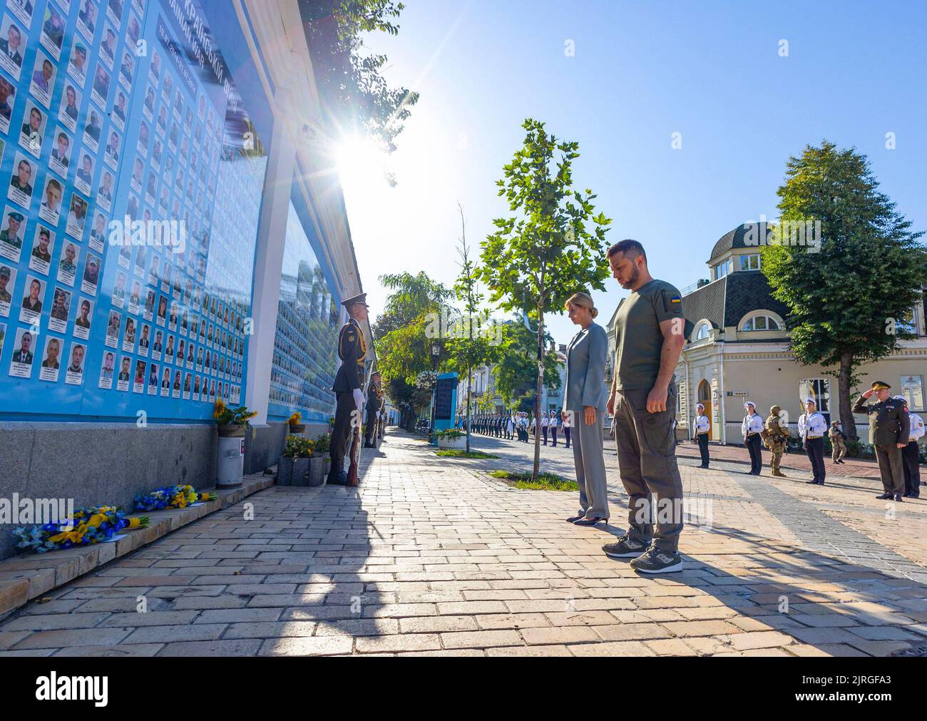 Il giorno dell'indipendenza dell'Ucraina, il presidente Volodymyr Zelenskyy e la prima signora Olena Zelenska hanno onorato la memoria dei difensori del nostro stato caduti durante la guerra russo-Ucraina. La coppia presidenziale ha posato i fiori al Muro della memoria vicino alla Cattedrale di San Michele a Kyiv. Una compagnia di guardie d'onore fu schierata e la surma suonò. La memoria degli eroi ucraini fu onorata con un momento di silenzio. Foto Stock