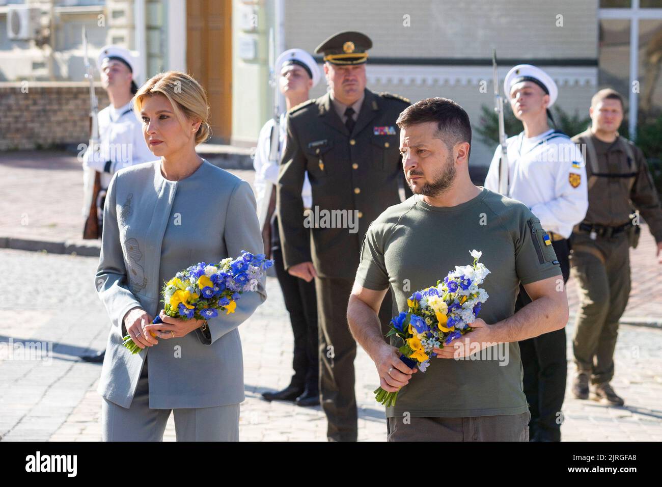 Il giorno dell'indipendenza dell'Ucraina, il presidente Volodymyr Zelenskyy e la prima signora Olena Zelenska hanno onorato la memoria dei difensori del nostro stato caduti durante la guerra russo-Ucraina. La coppia presidenziale ha posato i fiori al Muro della memoria vicino alla Cattedrale di San Michele a Kyiv. Una compagnia di guardie d'onore fu schierata e la surma suonò. La memoria degli eroi ucraini fu onorata con un momento di silenzio. Foto Stock