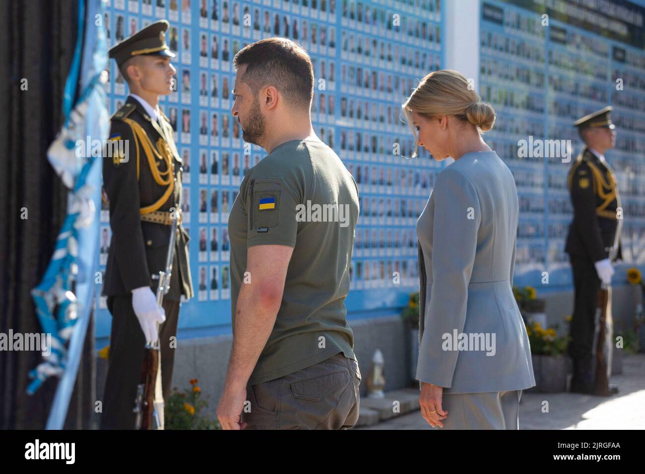 Il giorno dell'indipendenza dell'Ucraina, il presidente Volodymyr Zelenskyy e la prima signora Olena Zelenska hanno onorato la memoria dei difensori del nostro stato caduti durante la guerra russo-Ucraina. La coppia presidenziale ha posato i fiori al Muro della memoria vicino alla Cattedrale di San Michele a Kyiv. Una compagnia di guardie d'onore fu schierata e la surma suonò. La memoria degli eroi ucraini fu onorata con un momento di silenzio. Foto Stock
